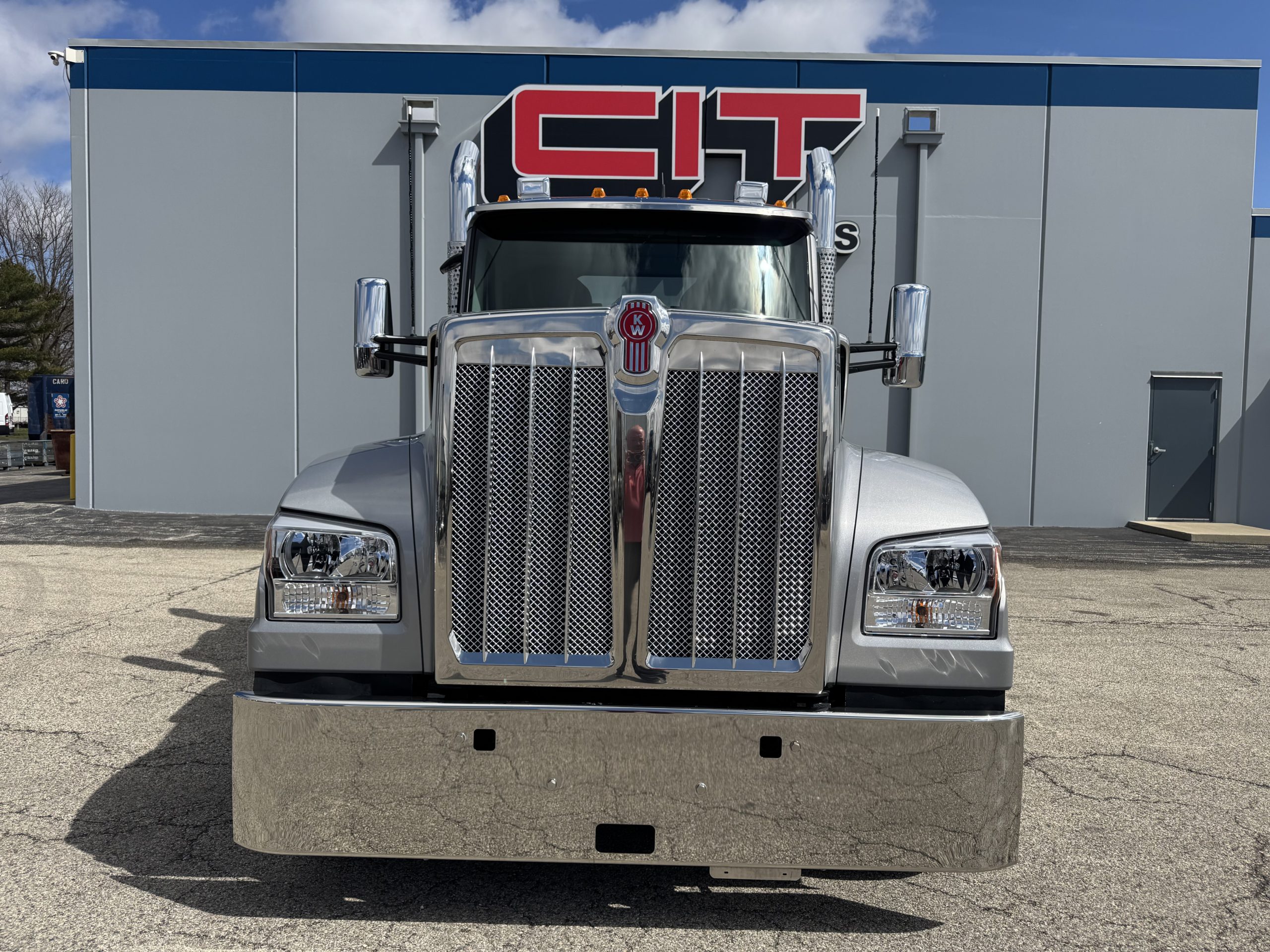 2027 Kenworth W990 - image 2