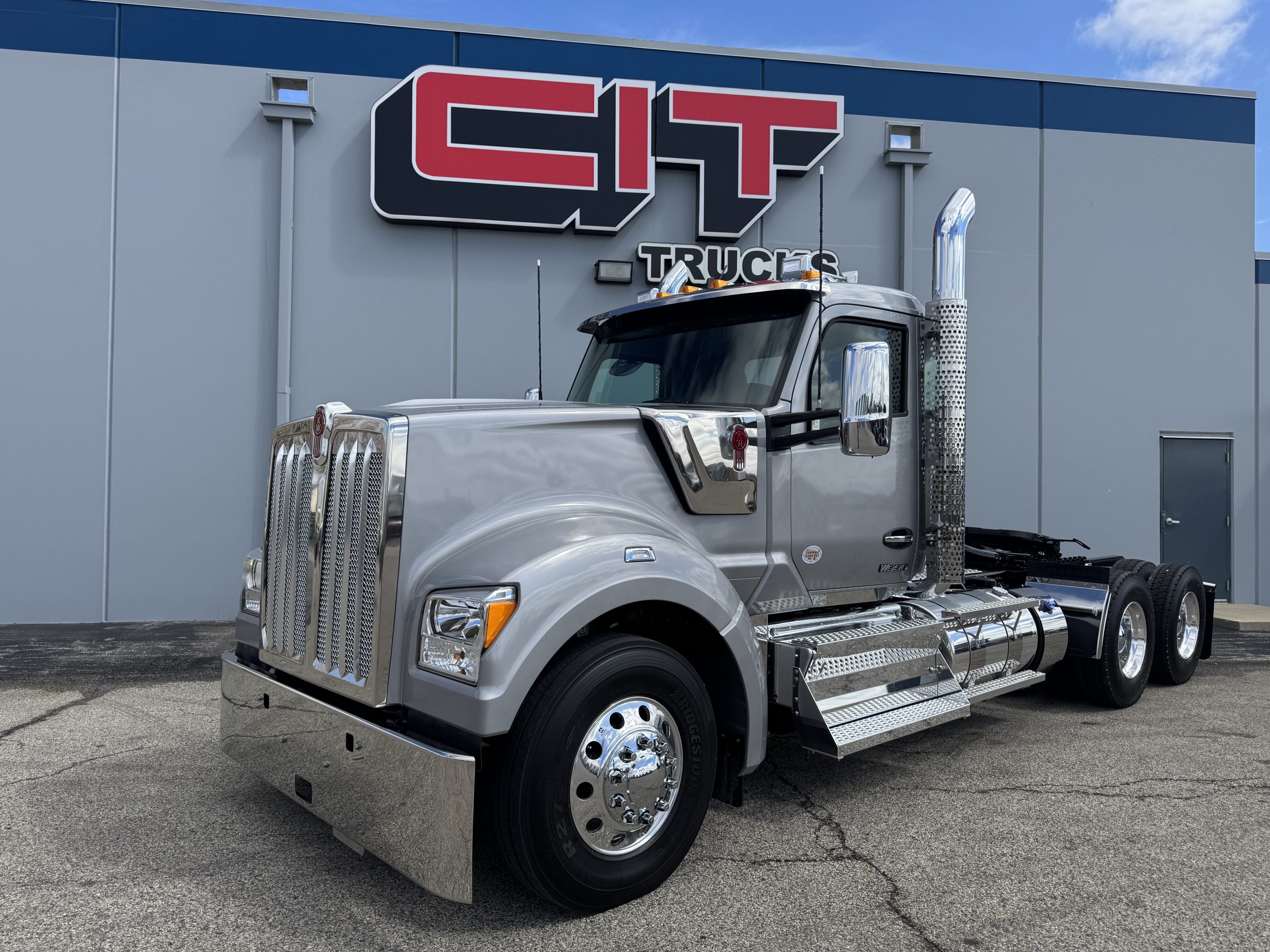 2027 Kenworth W990 - image 1