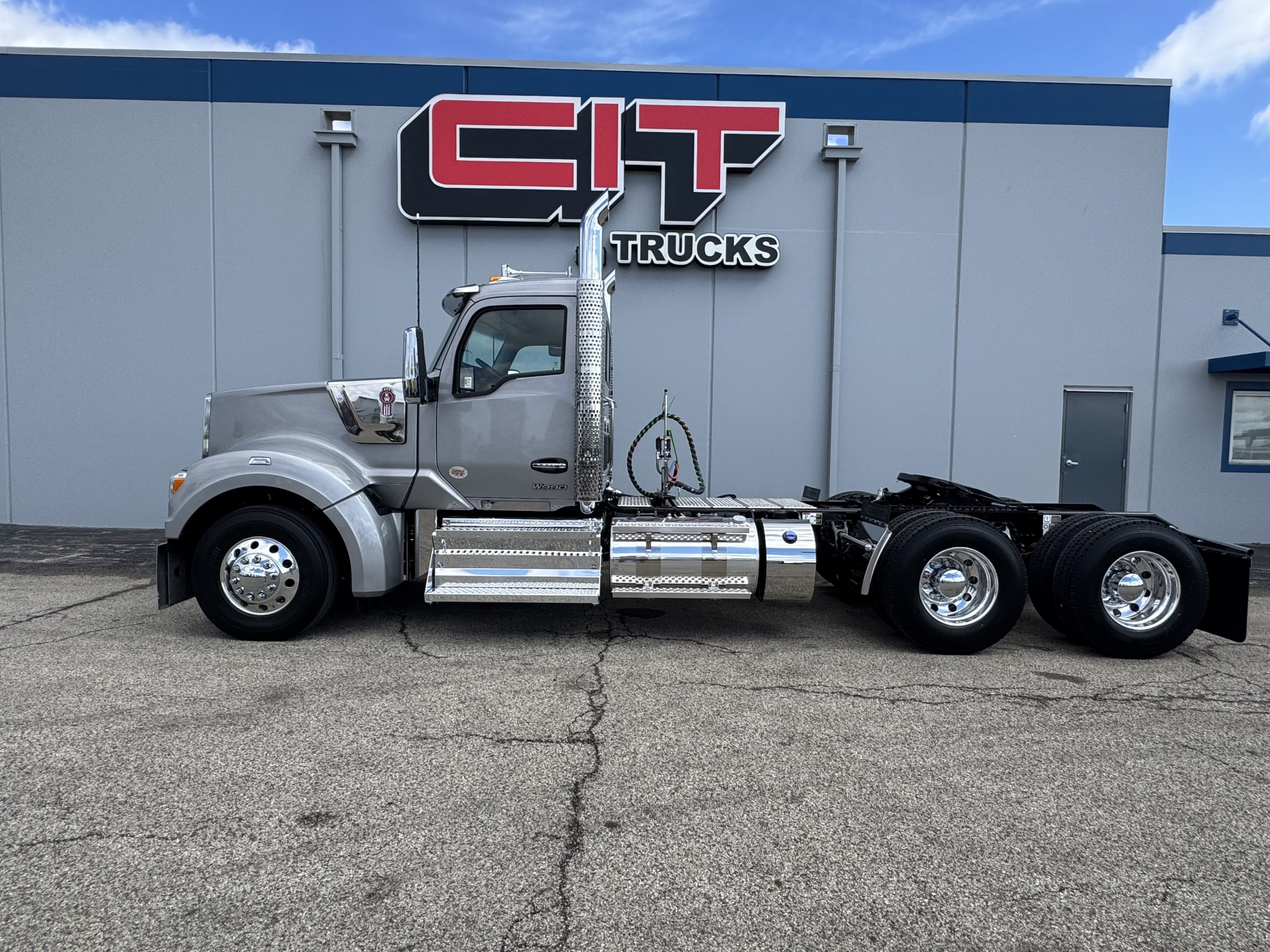 2027 Kenworth W990 - image 6