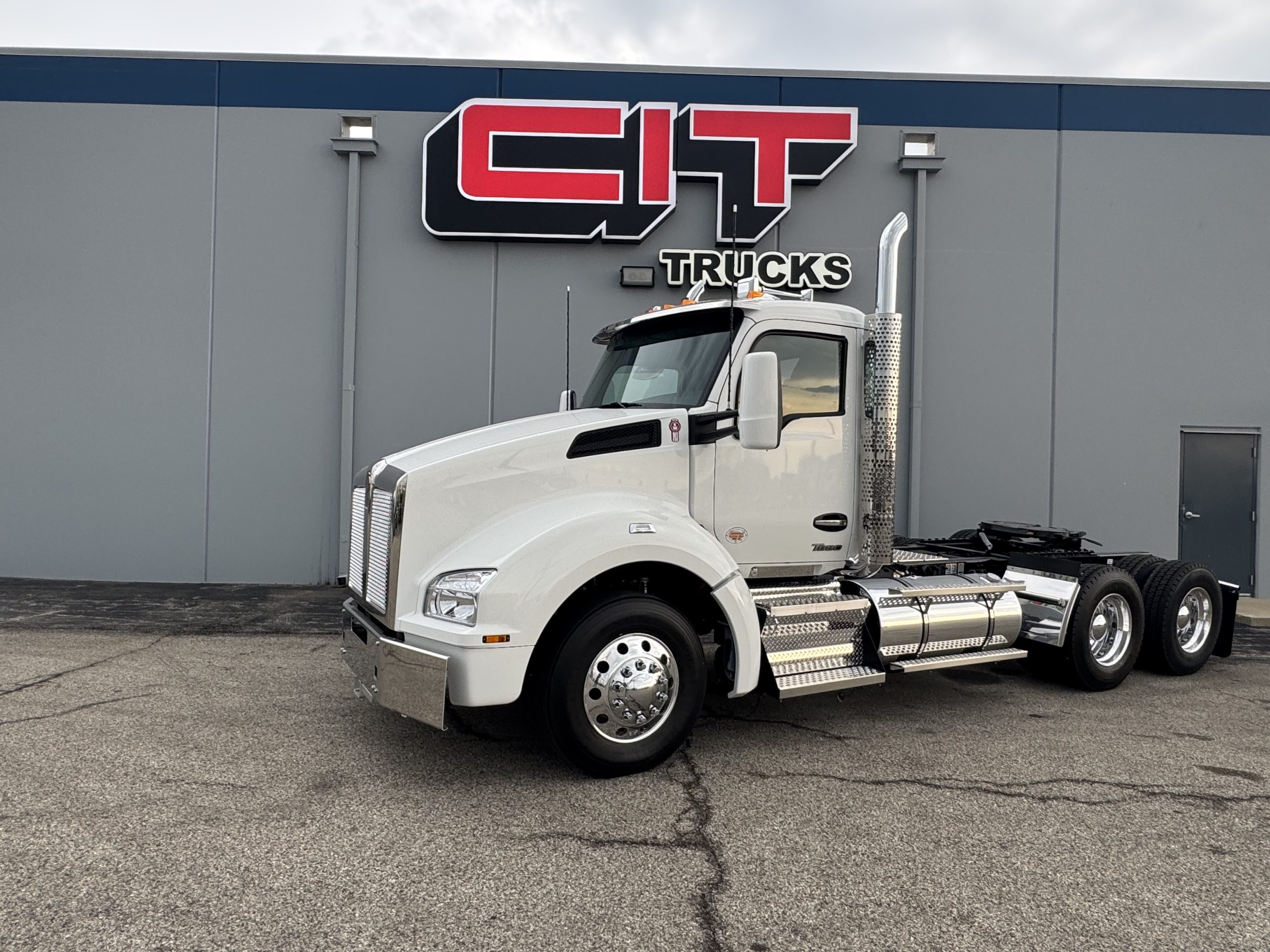 NEW 2027 KENWORTH T880 NEW 2027 KENWORTH T880 - image 1 of 6