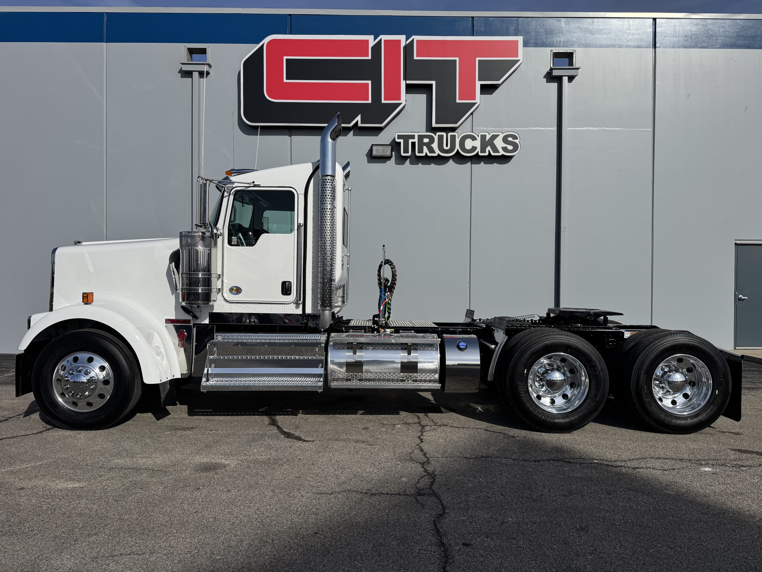 2027 Kenworth W900 - image 5