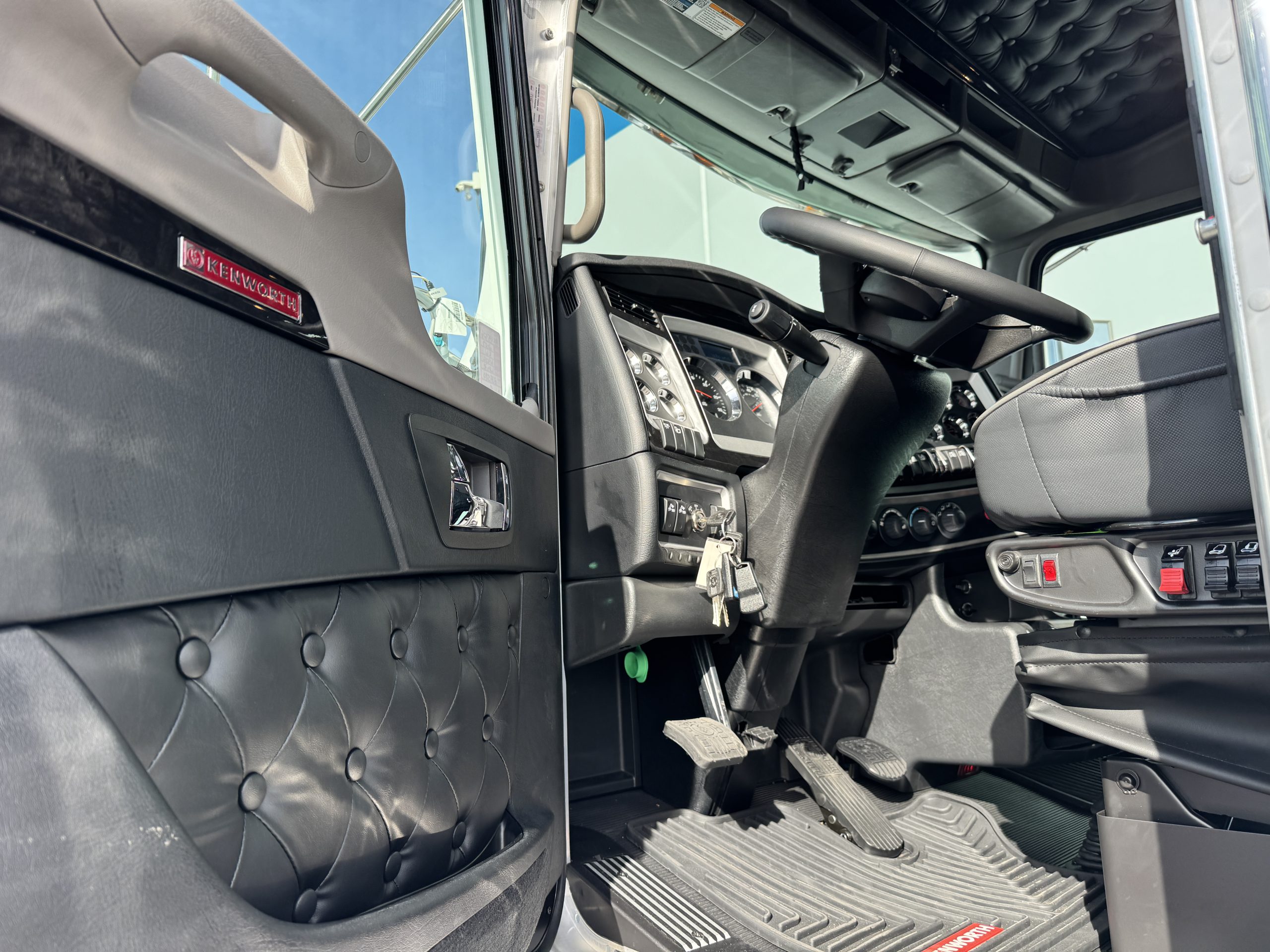 2027 Kenworth W900 - image 6