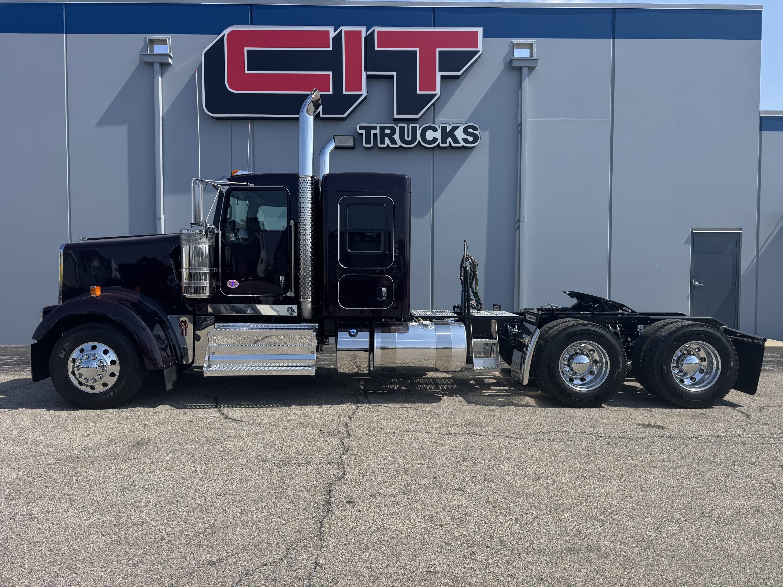 NEW 2027 KENWORTH W900L - image 6 of 6