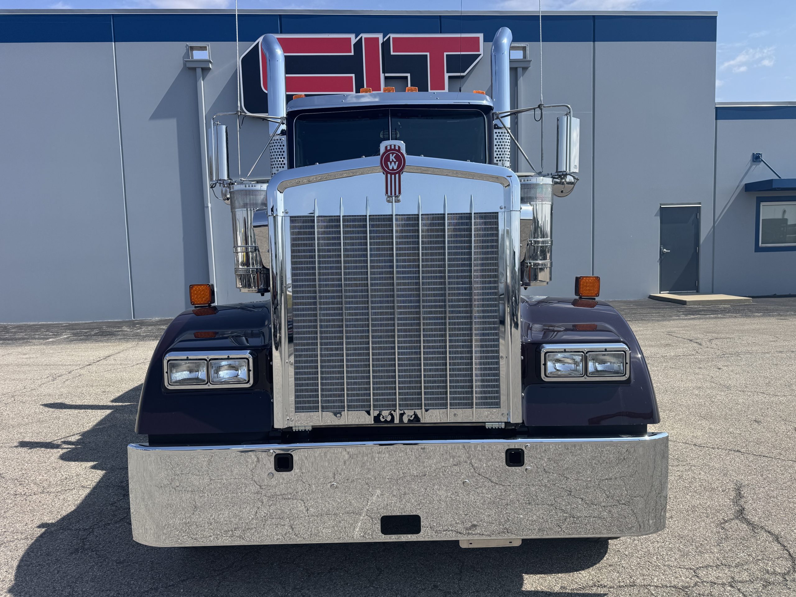 NEW 2027 KENWORTH W900L - image 2 of 6