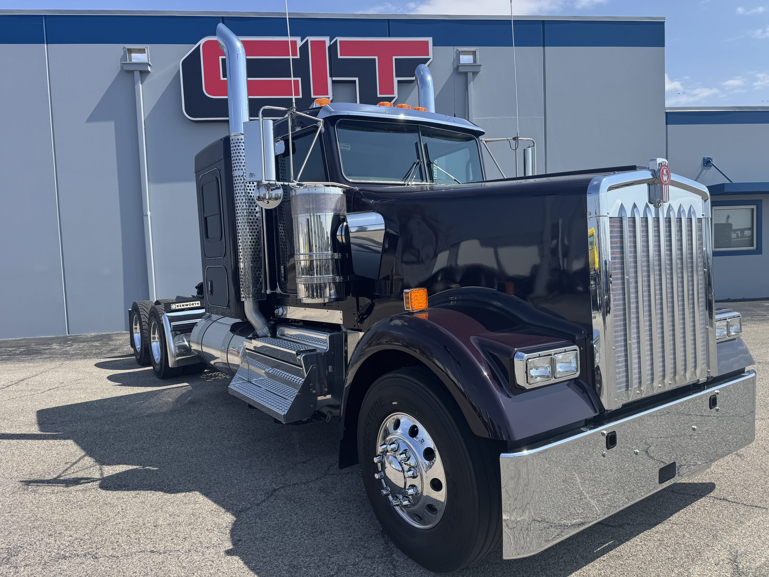 NEW 2027 KENWORTH W900L - image 3 of 6