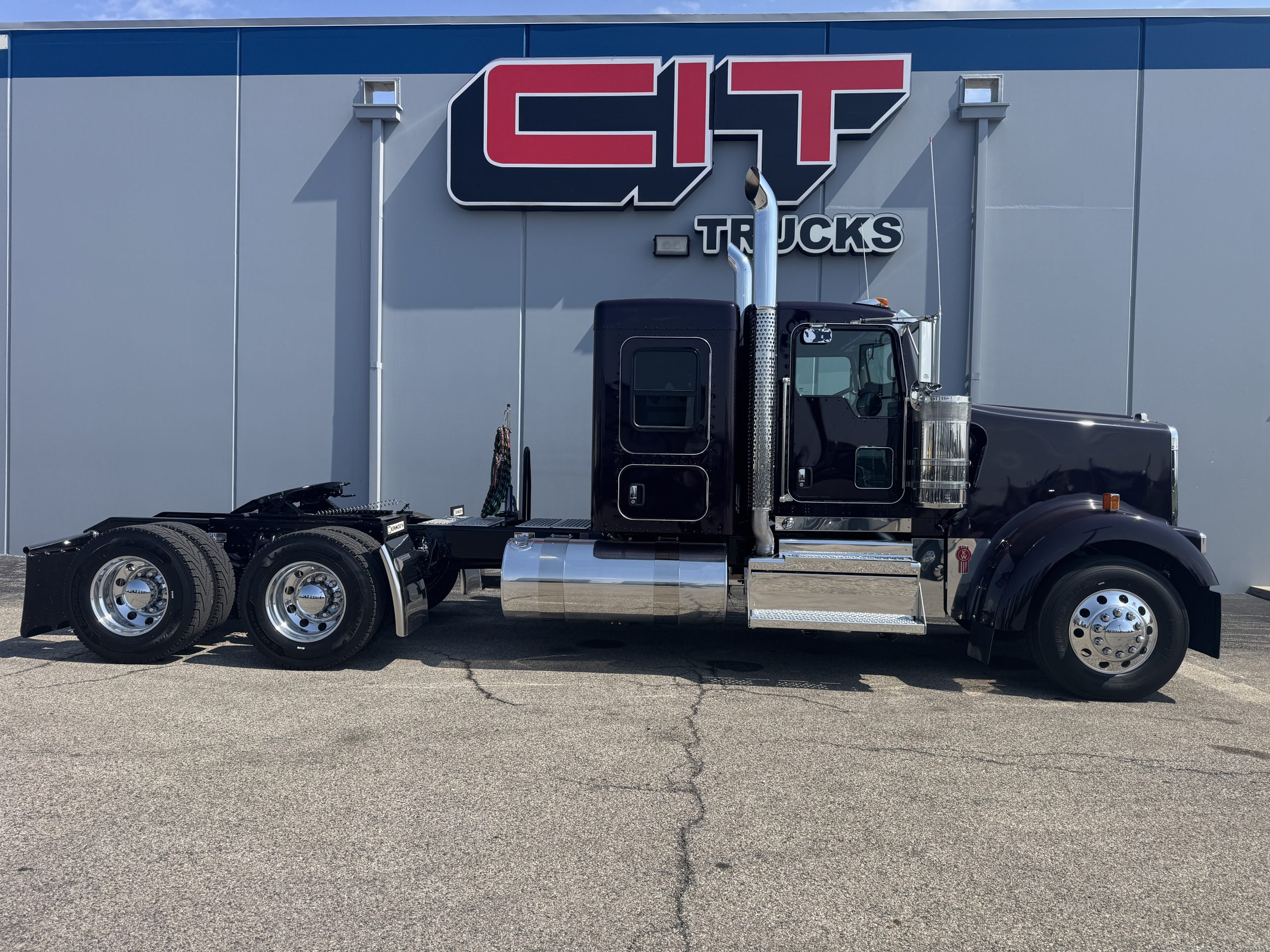 NEW 2027 KENWORTH W900L - image 4 of 6