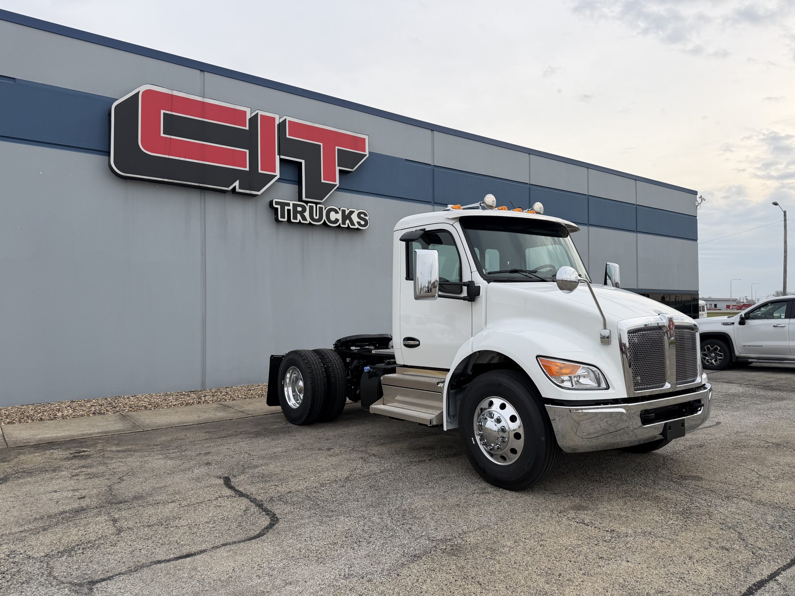 2027 KENWORTH T380 - image 3 of 6