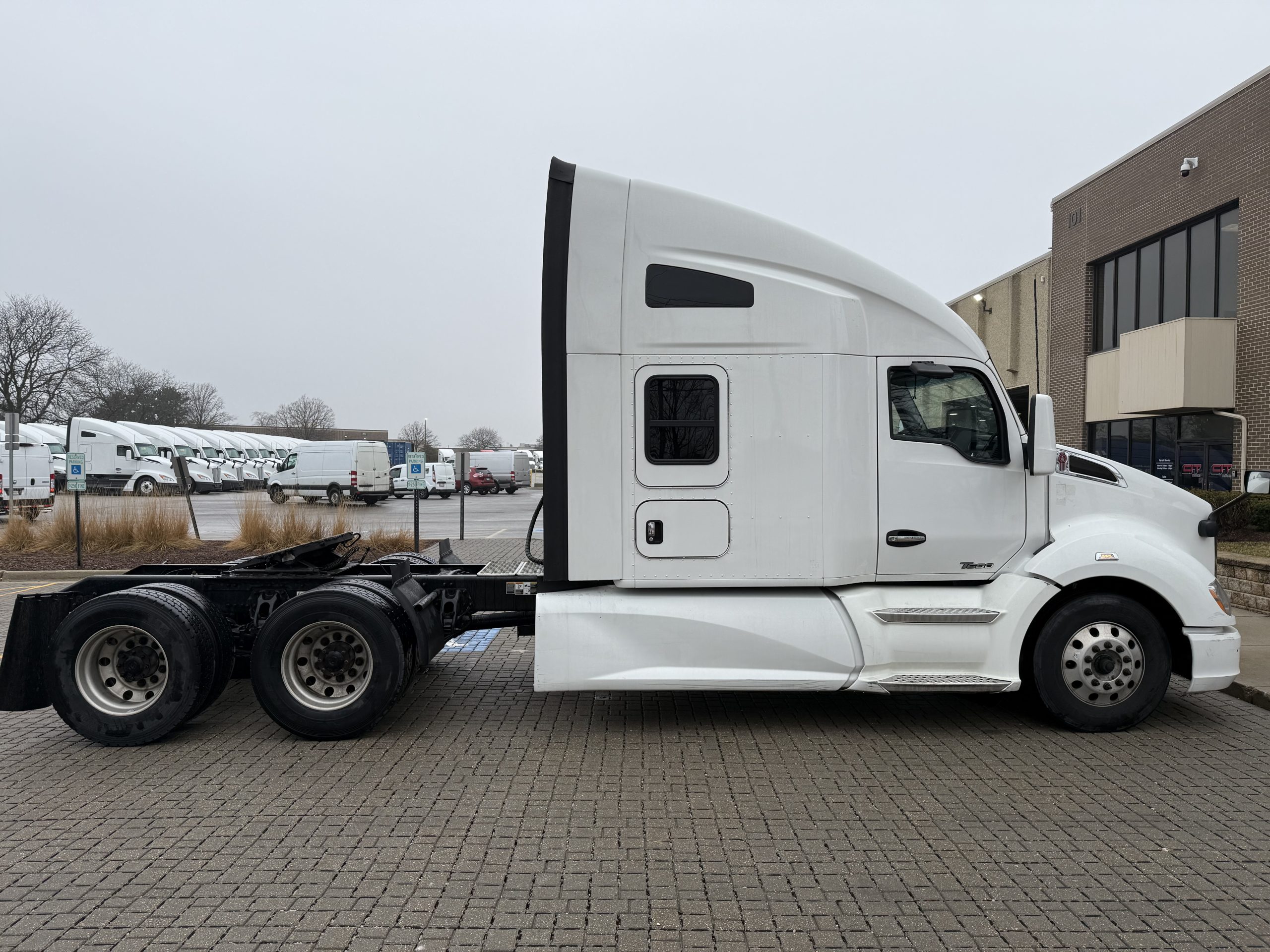 2022 KENWORTH T680 - image 4 of 6