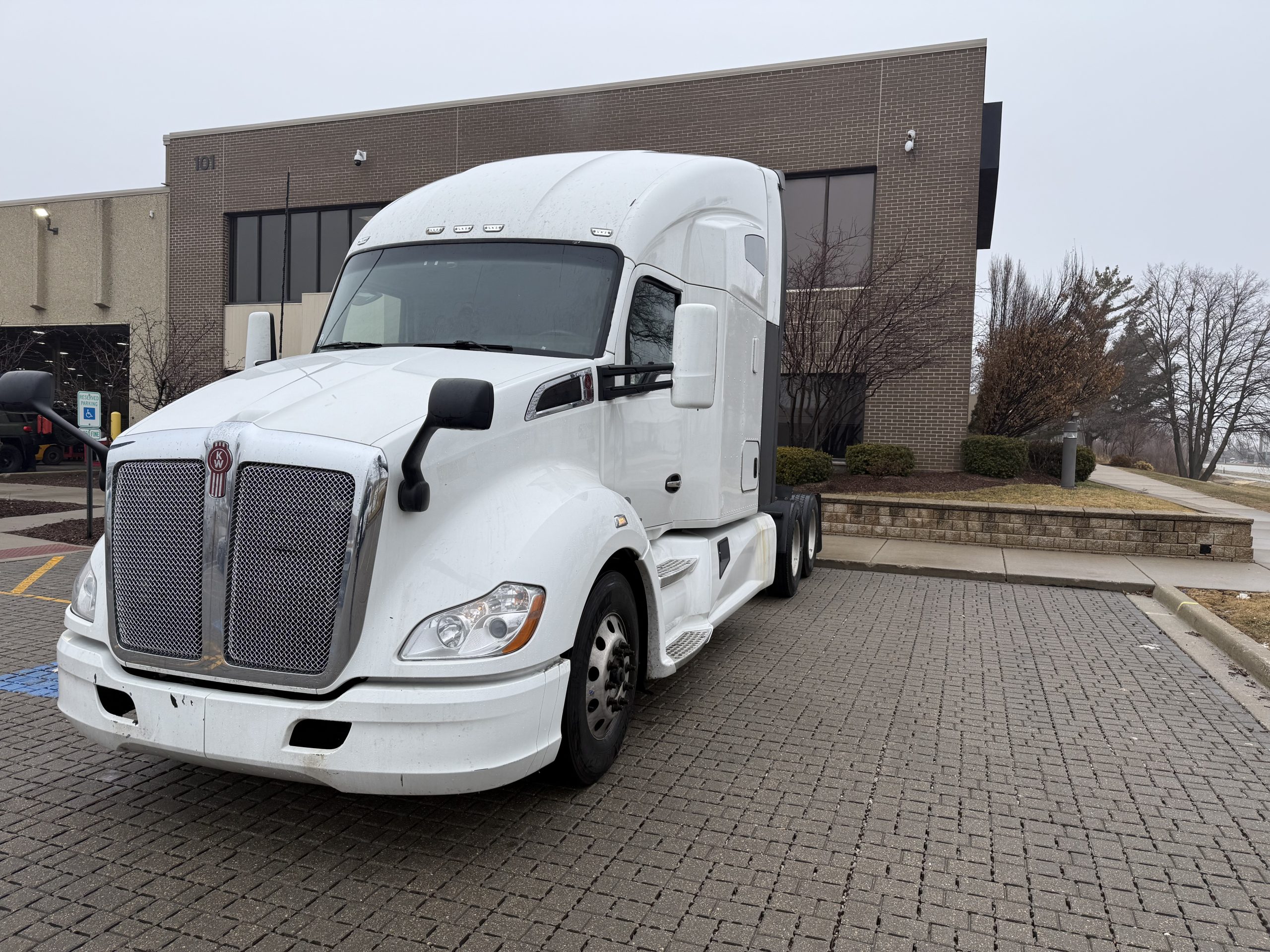 2022 KENWORTH T680 - image 1 of 6