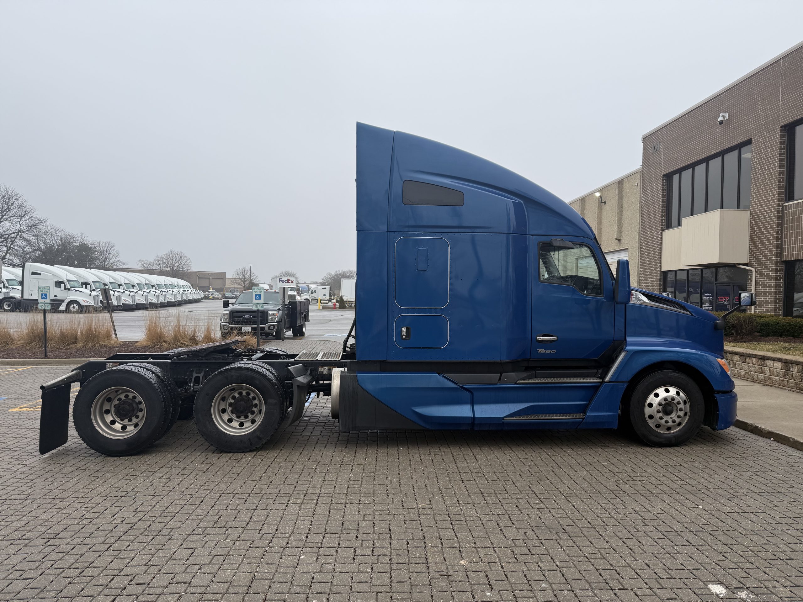 2022 Kenworth T680 - image 4