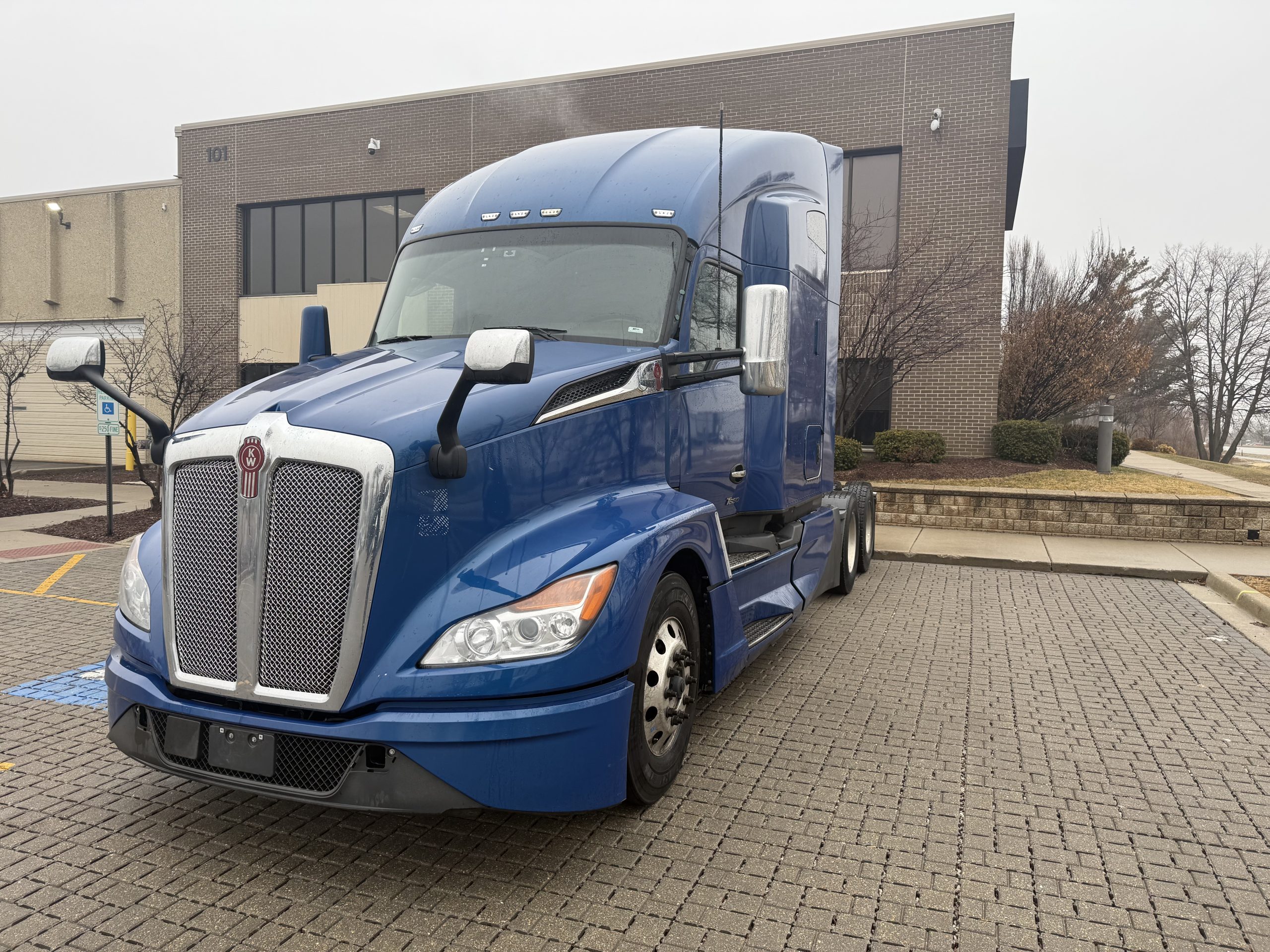 2022 Kenworth T680 - image 1