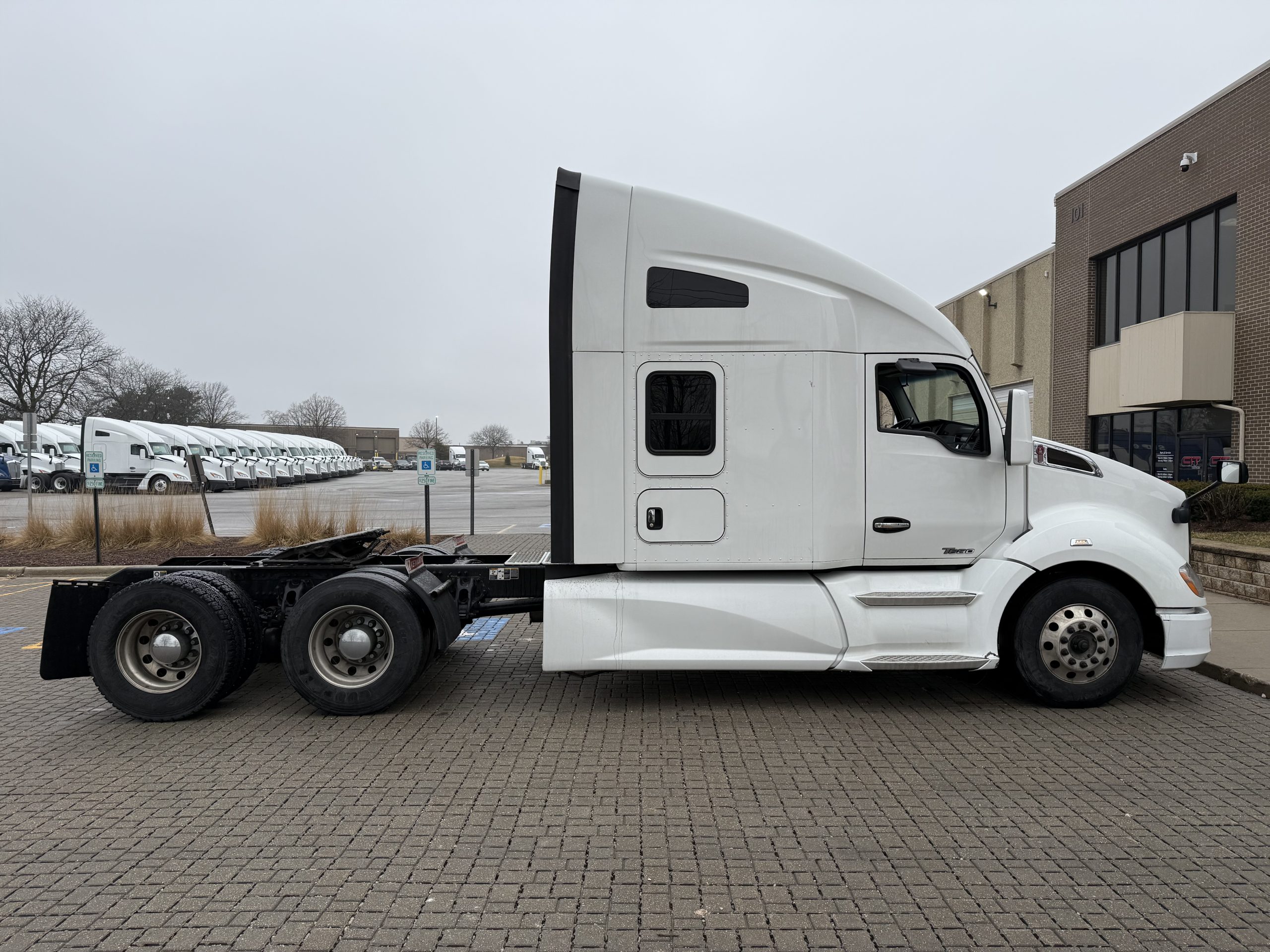 2022 Kenworth T680 - image 4