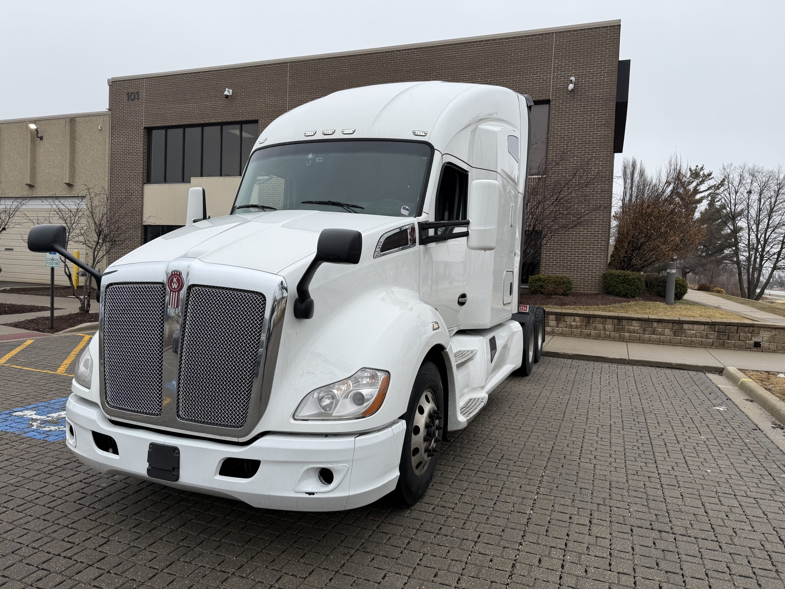 2022 Kenworth T680 - image 1
