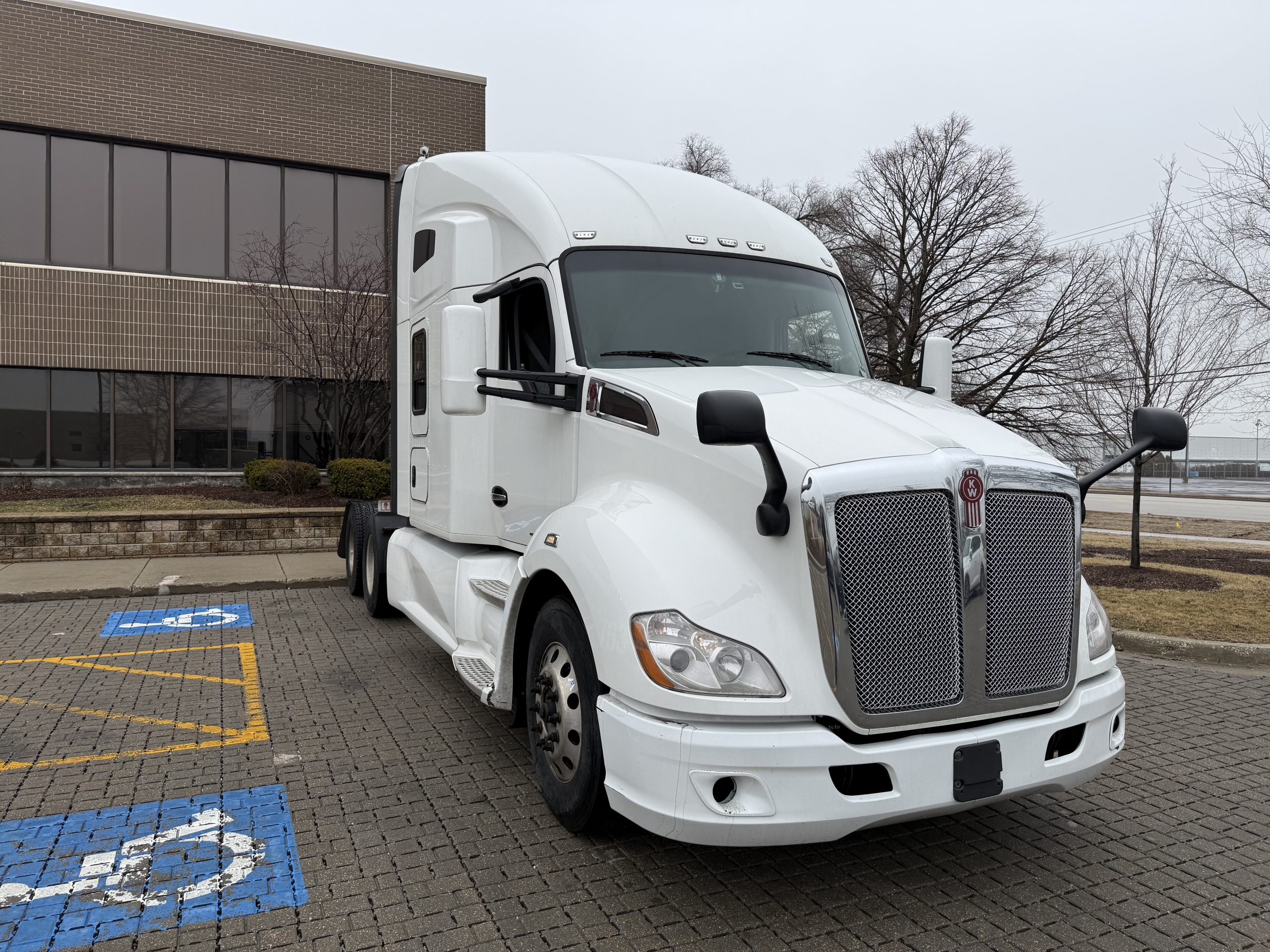 2022 Kenworth T680 - image 3