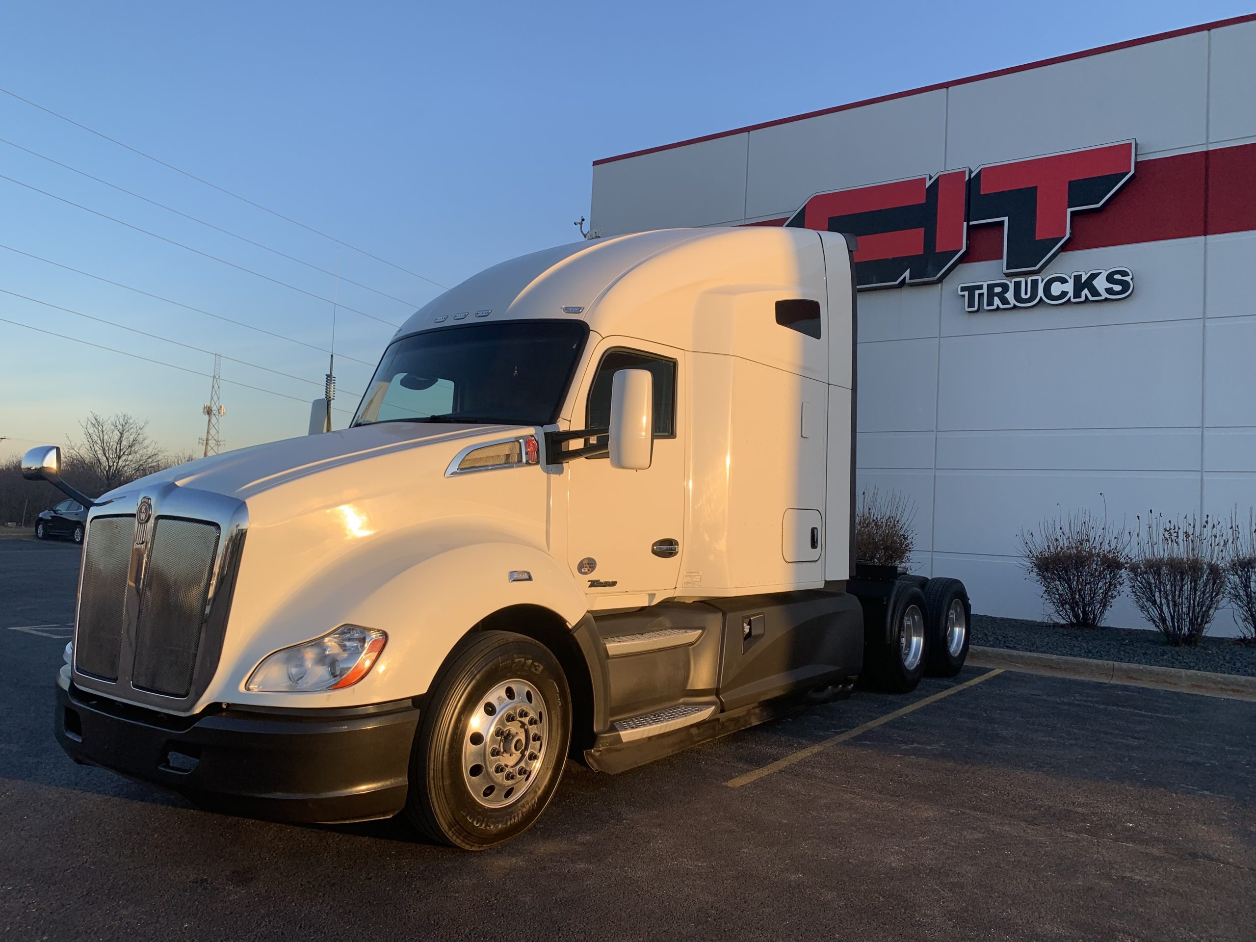 2022 Kenworth T680 - image 1