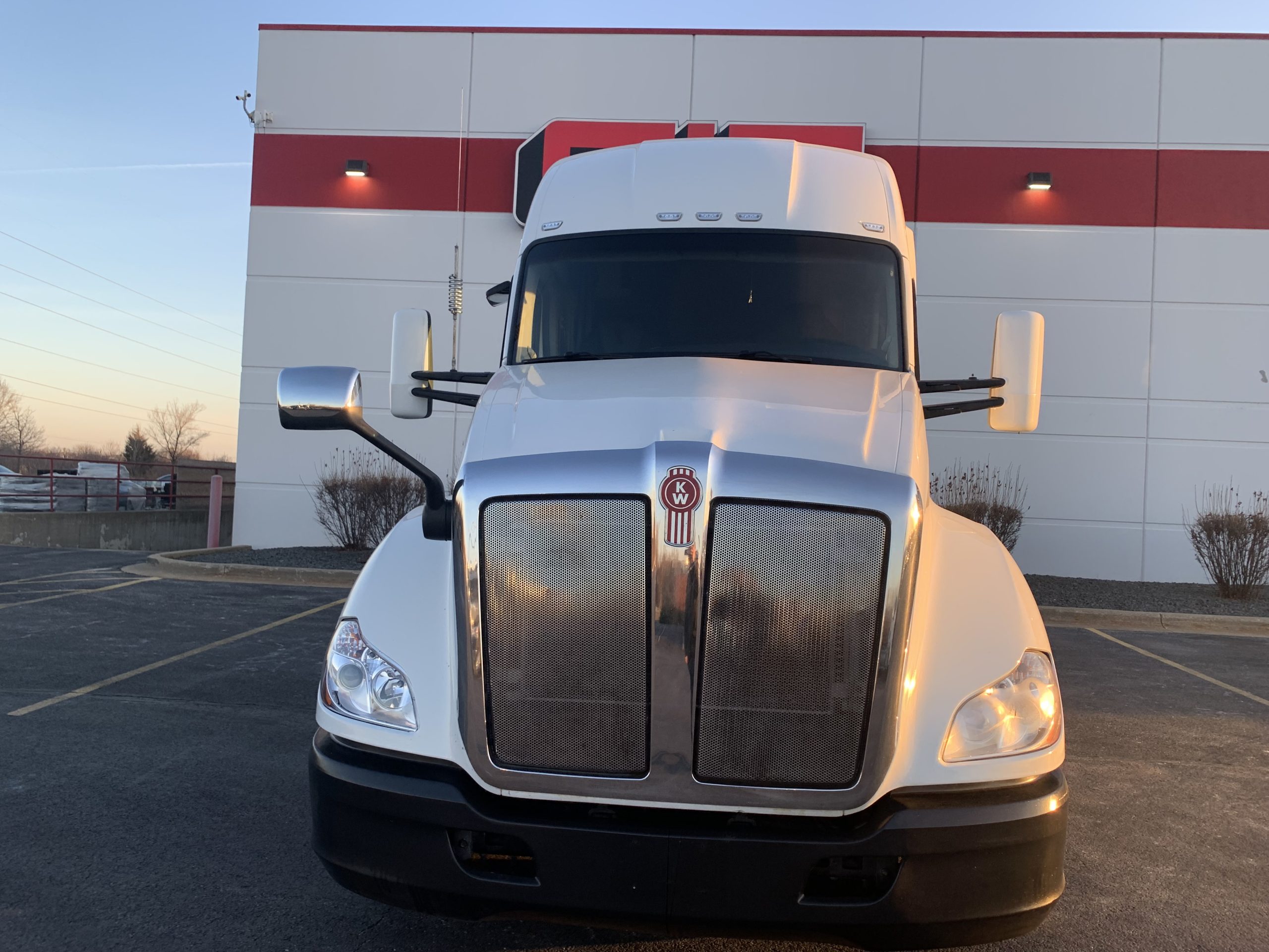 2022 Kenworth T680 - image 2