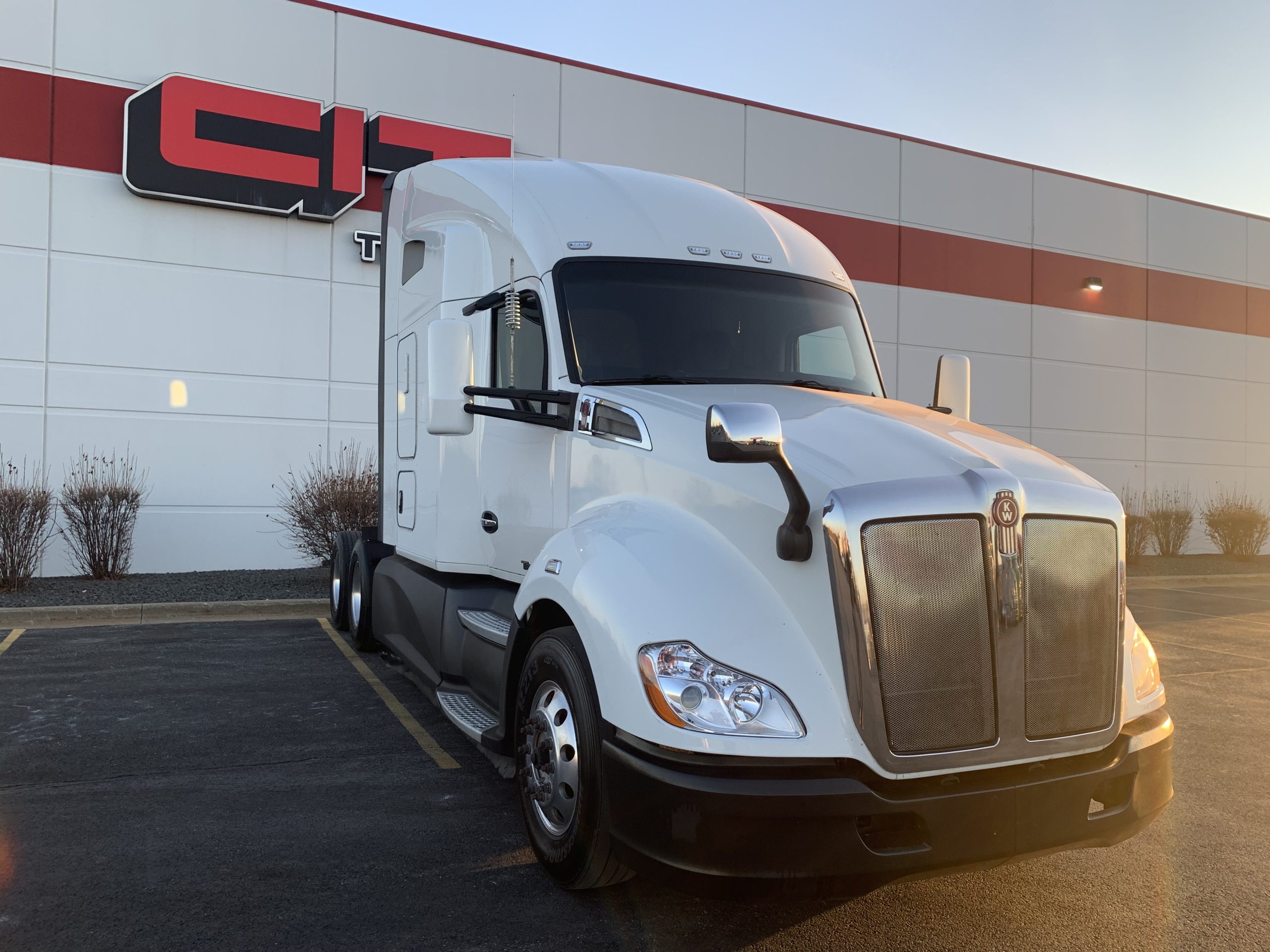 2022 Kenworth T680 - image 3