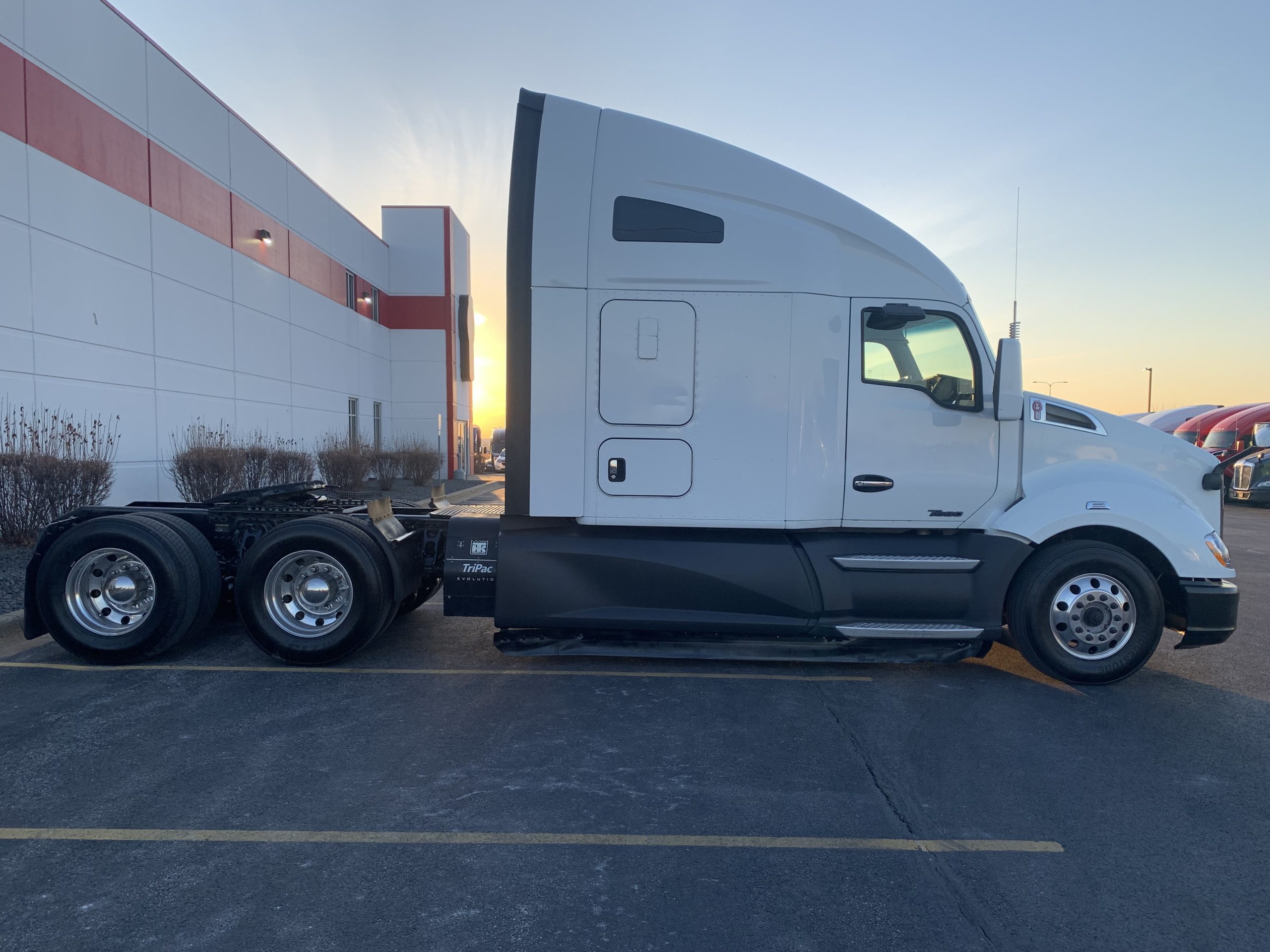 2022 Kenworth T680 - image 4