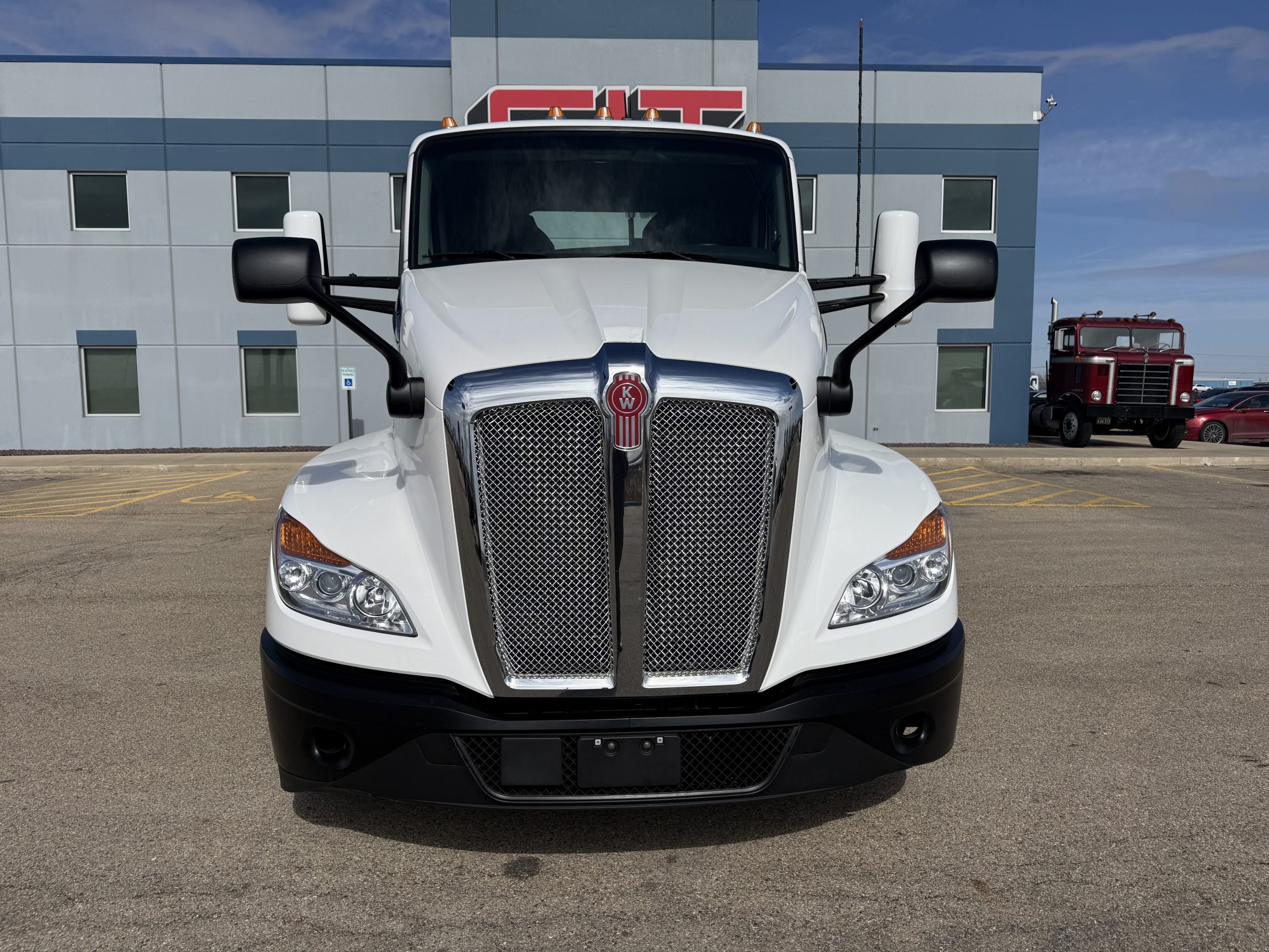 2022 Kenworth T680 - image 2