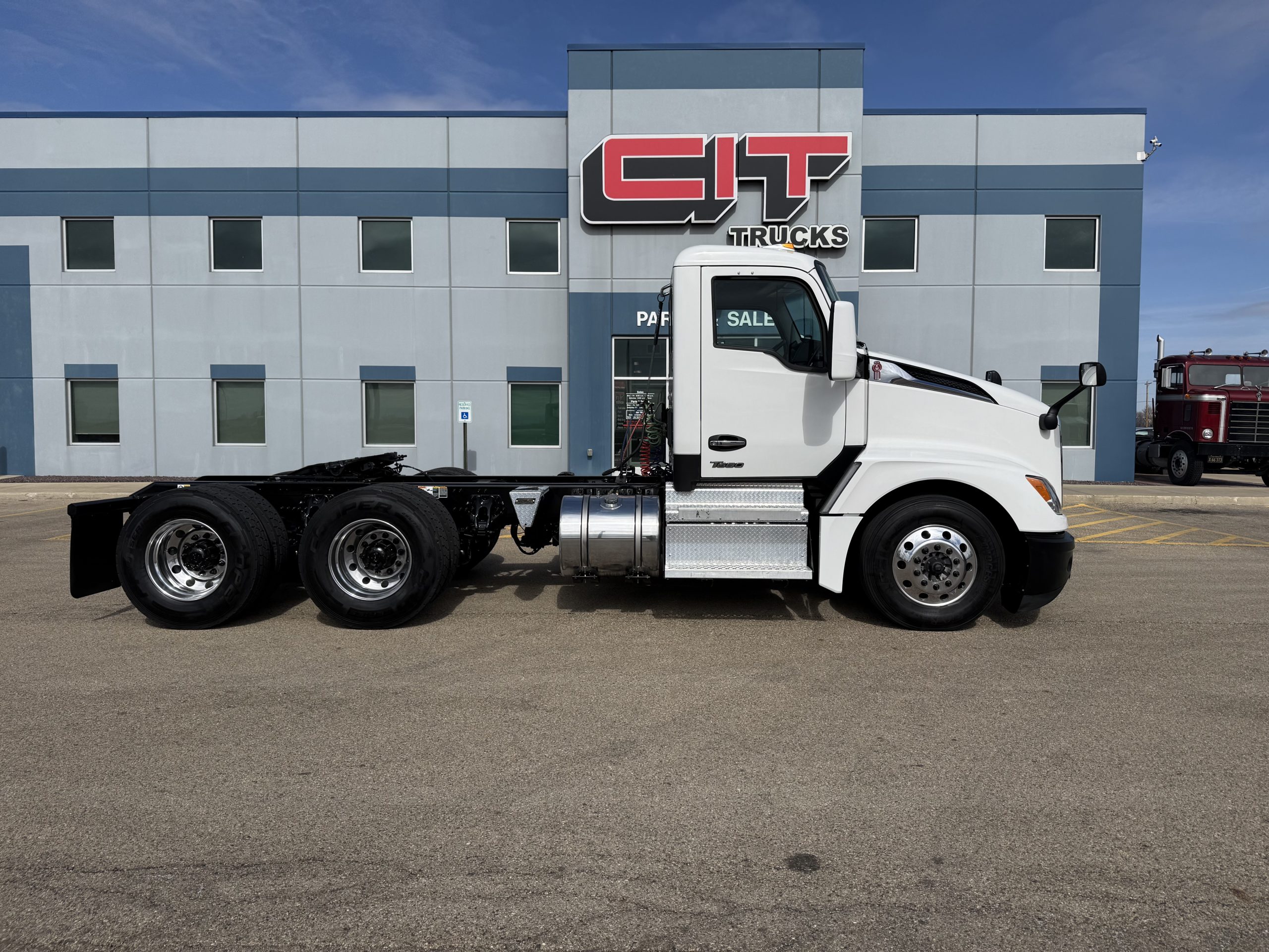 2022 Kenworth T680 - image 4