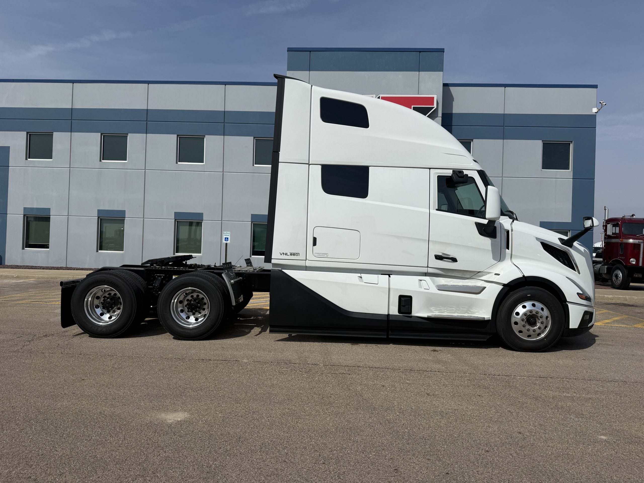 NEW 2027 VOLVO VLN860 - image 4 of 6