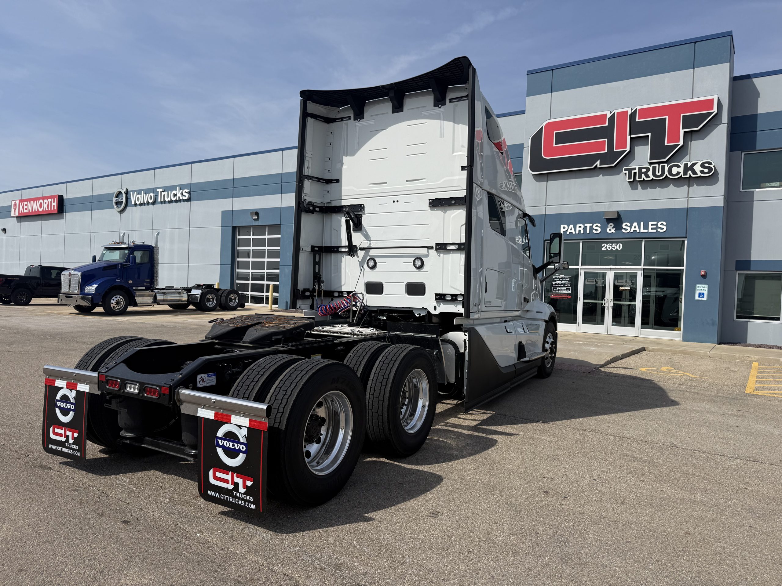 NEW 2027 VOLVO VNL860 - image 5 of 6