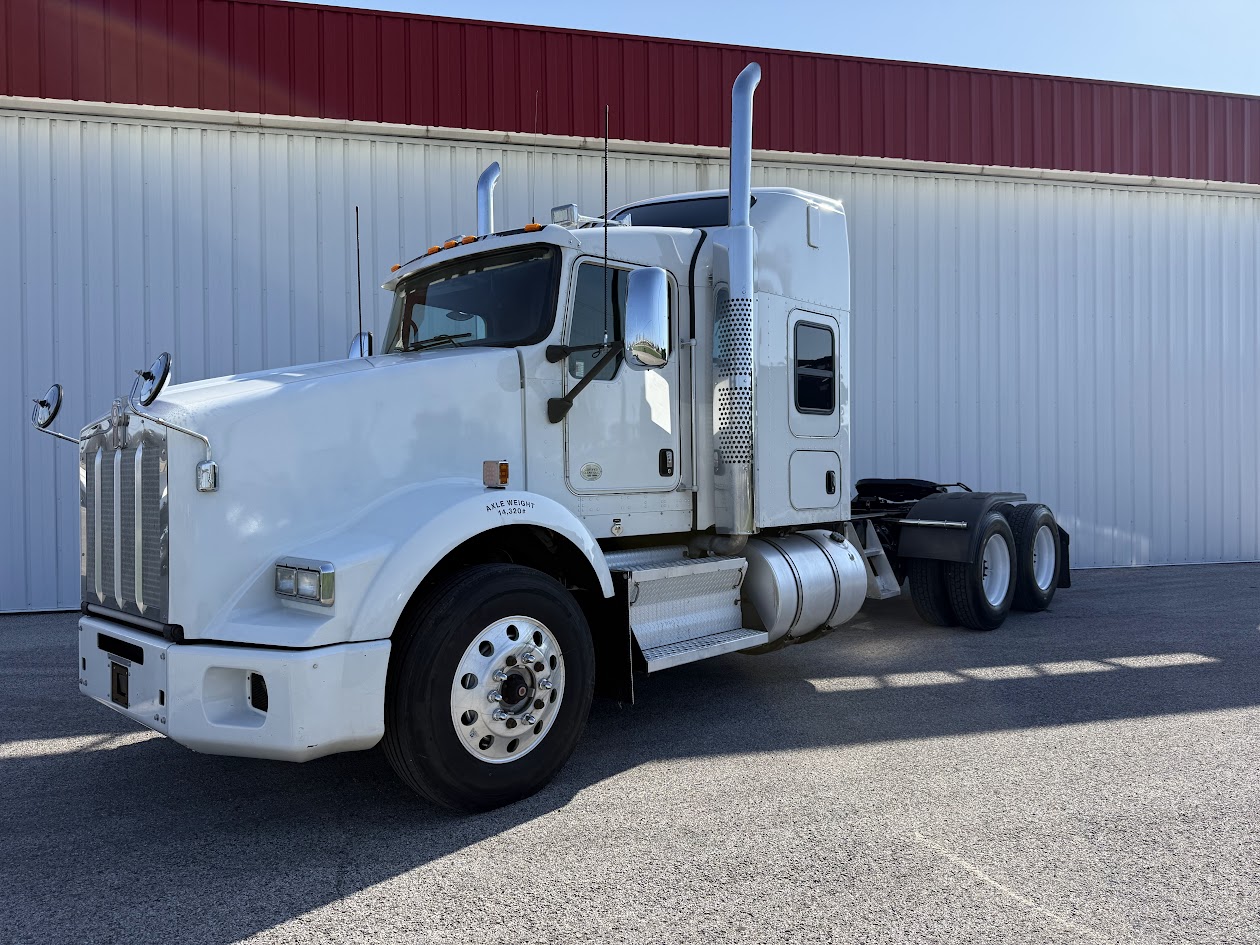 2019 Kenworth T800 - image 1