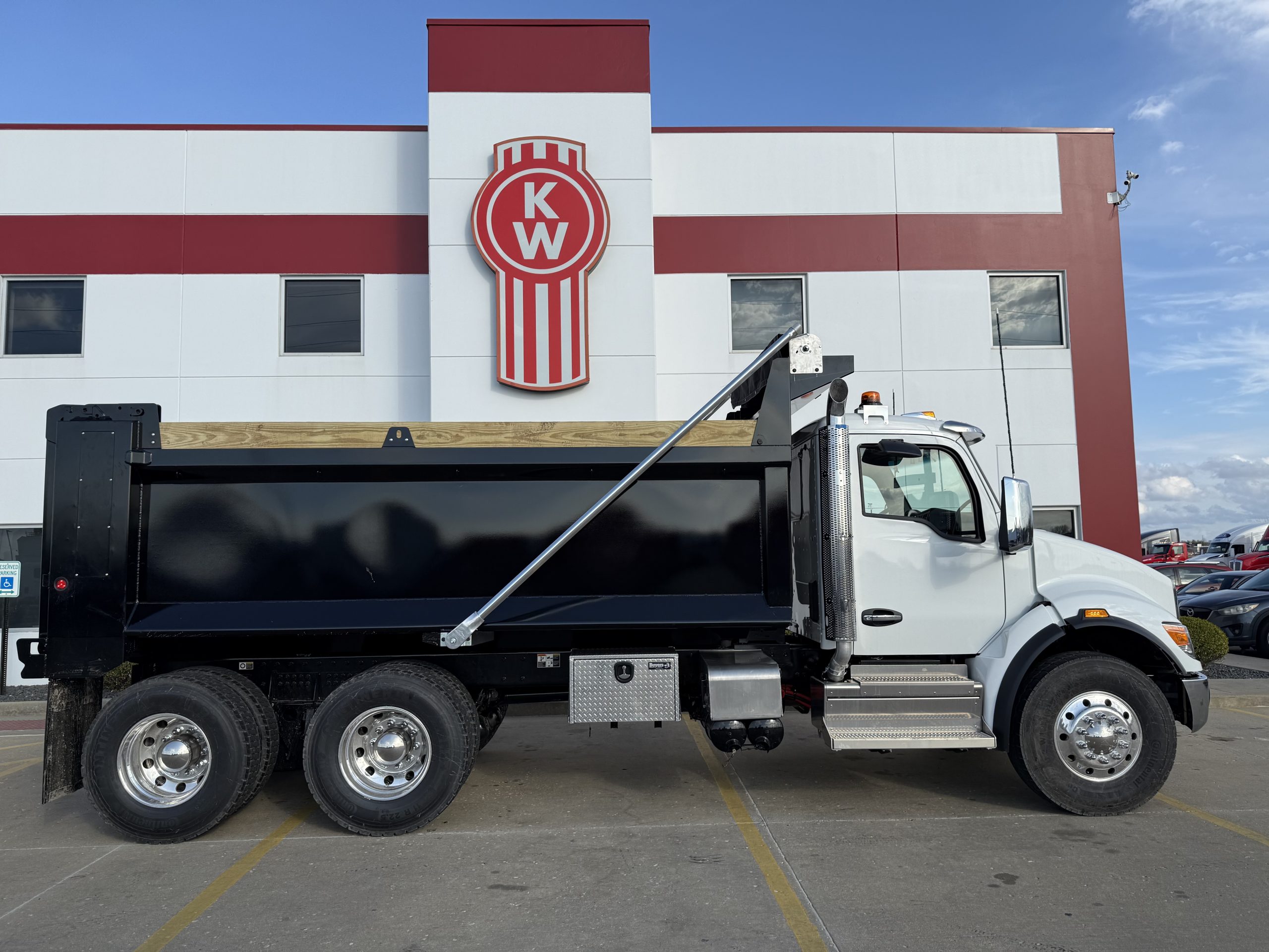 2027 Kenworth T480 - image 4