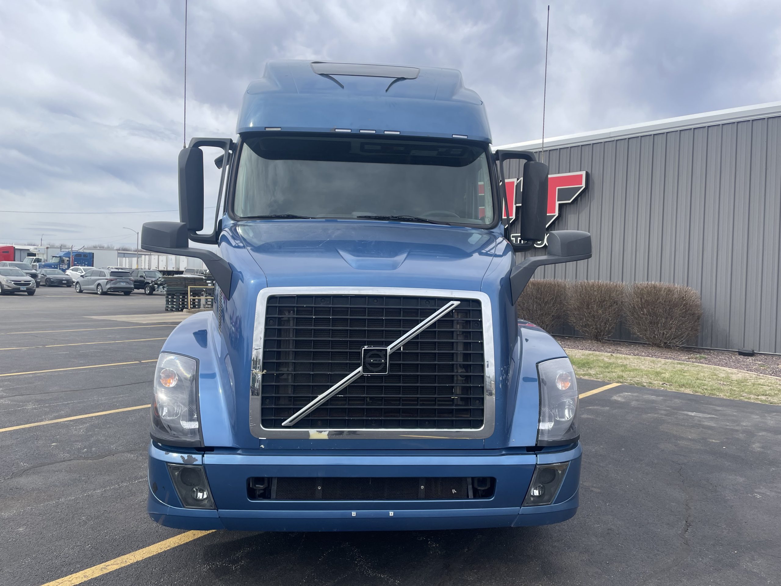 2016 Volvo - image 2