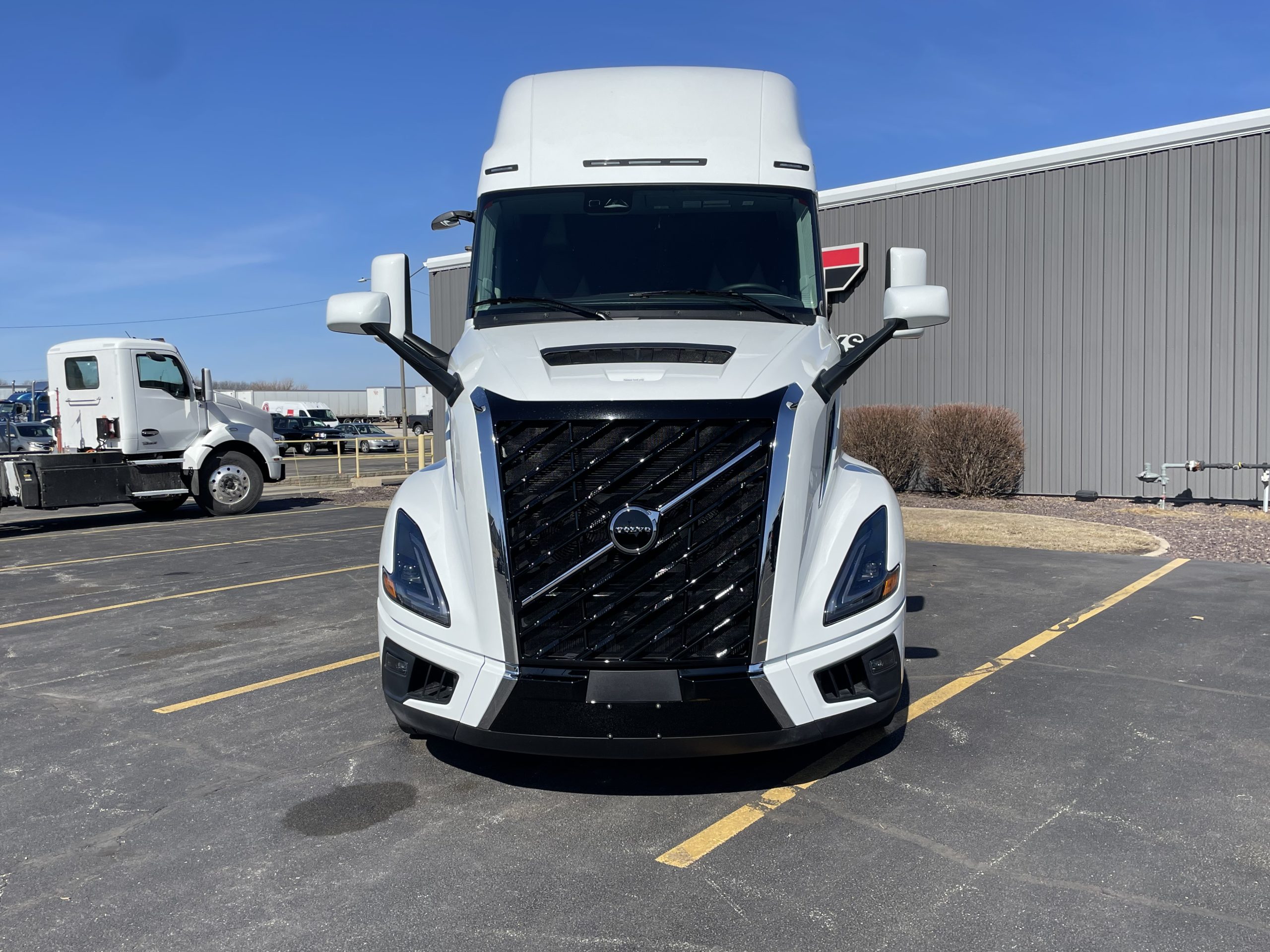 2027 VOLVO VNL860 2027 VOLVO VNL860 - image 2 of 6