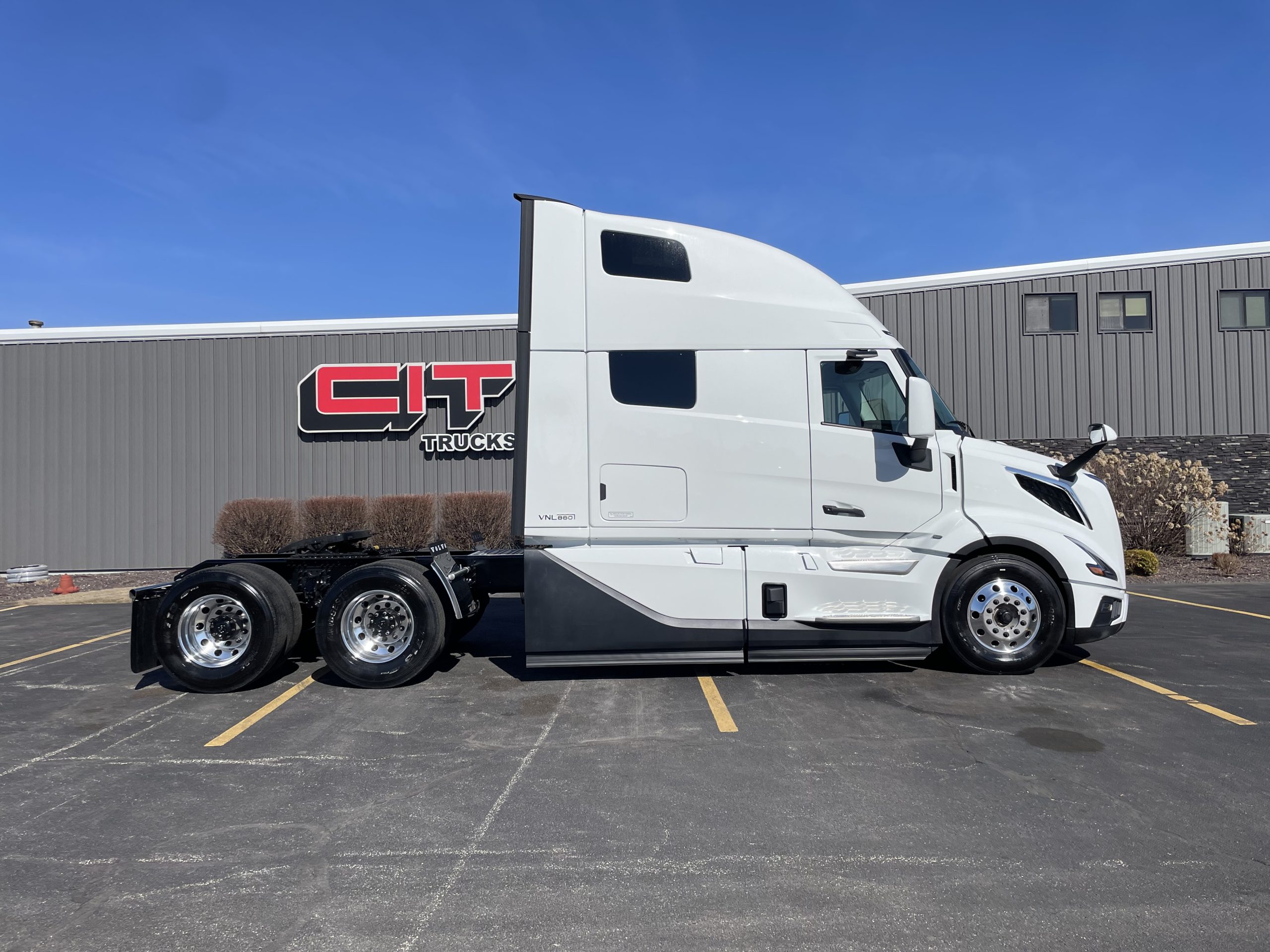 2027 VOLVO VNL860 2027 VOLVO VNL860 - image 4 of 6