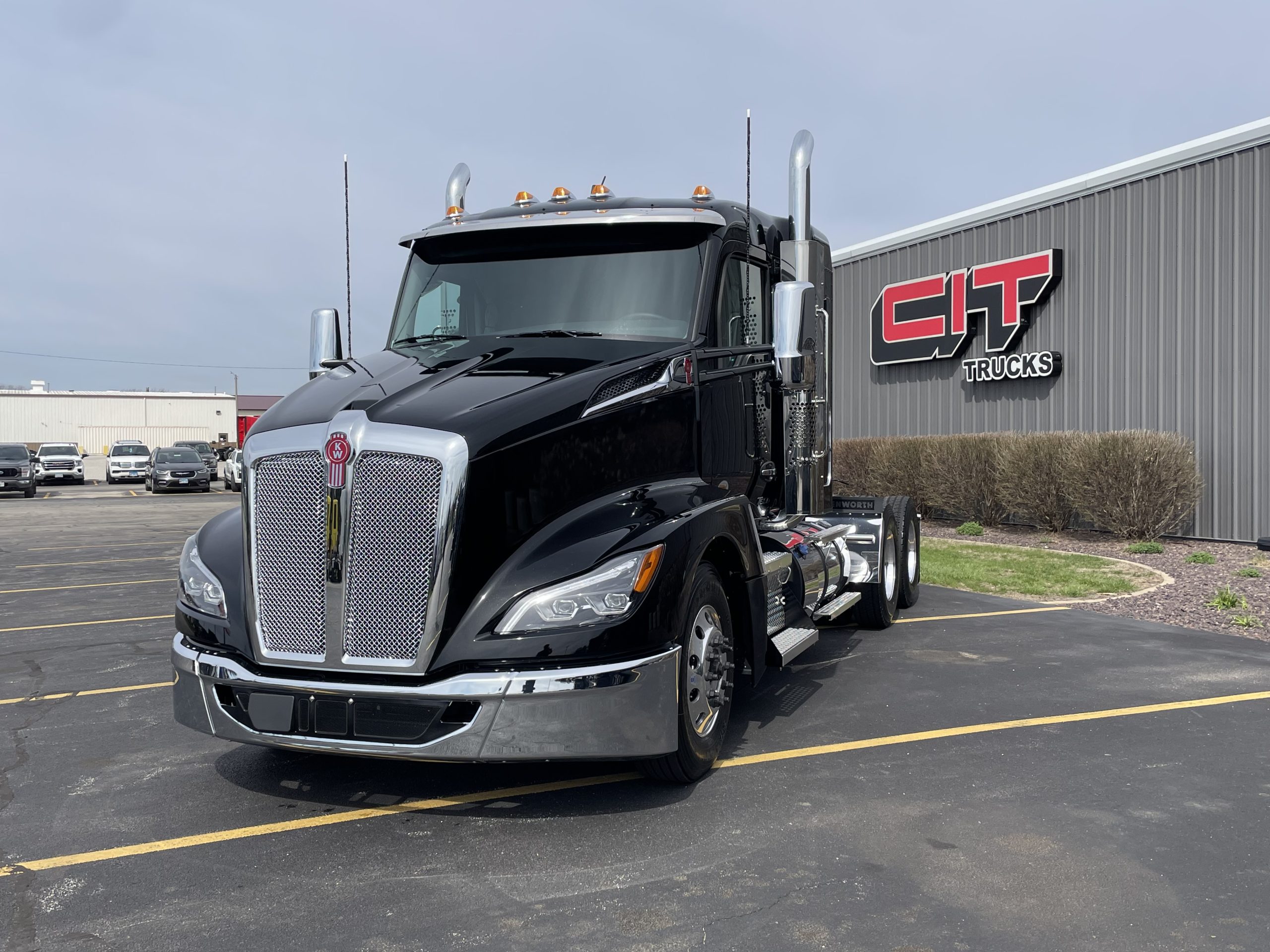 NEW 2027 KENWORTH T680 - image 1 of 6