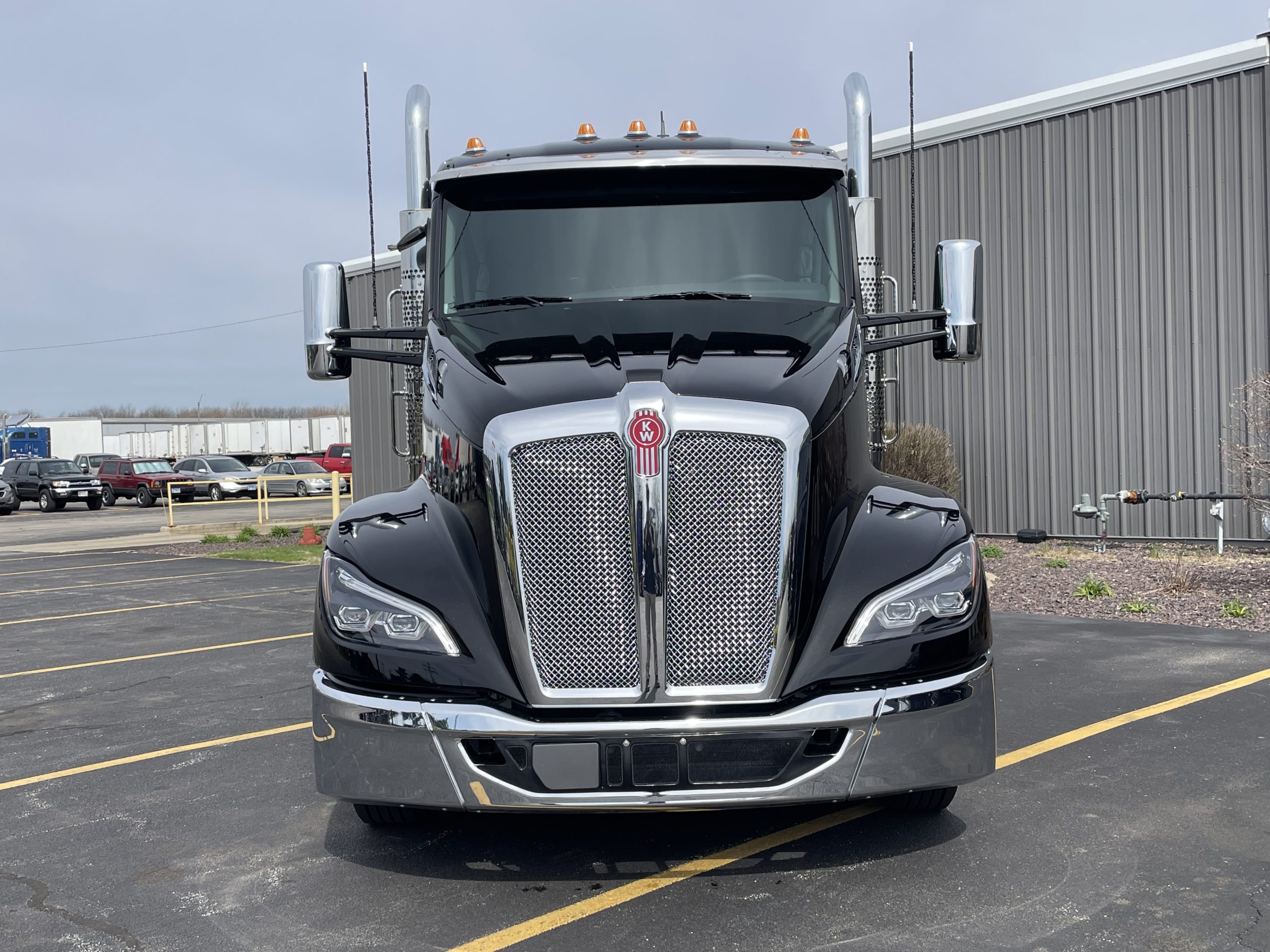 NEW 2027 KENWORTH T680 - image 2 of 6