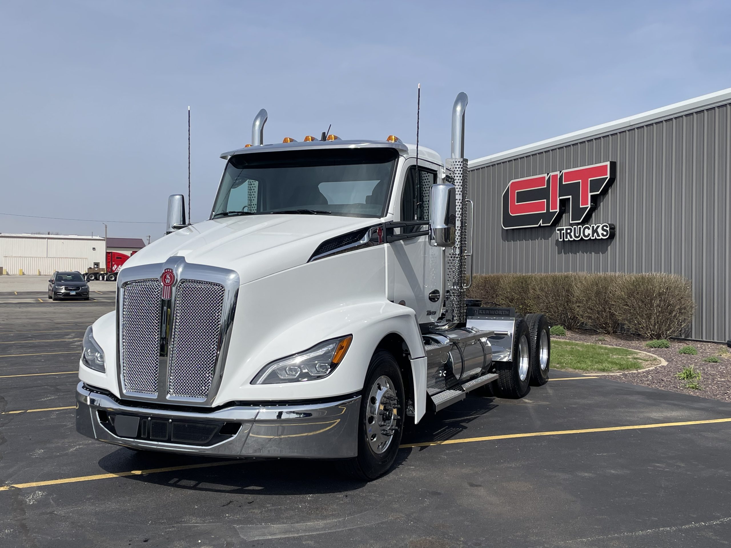 NEW 2027 KENWORTH T680 - image 1 of 6