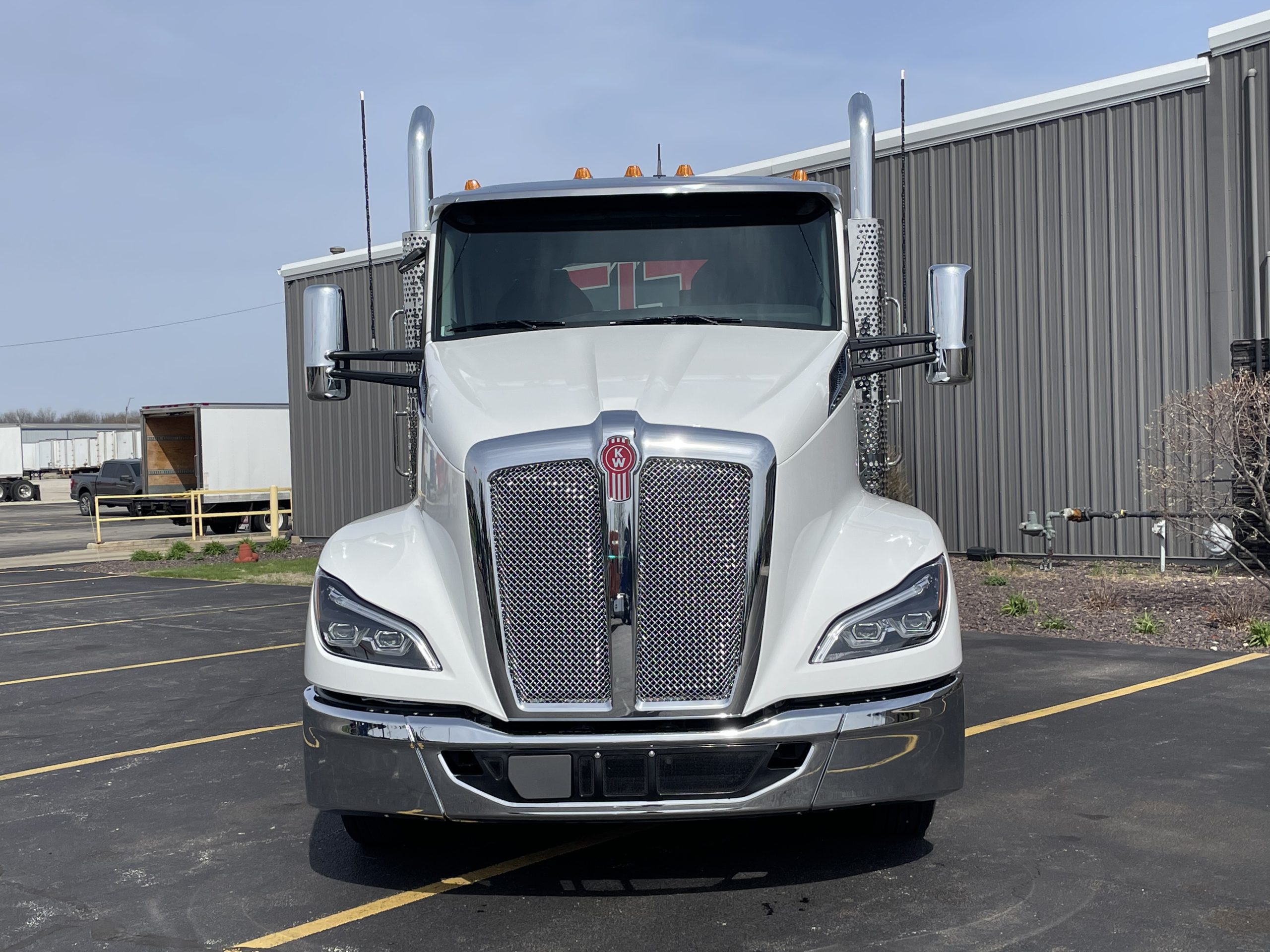 NEW 2027 KENWORTH T680 - image 2 of 6