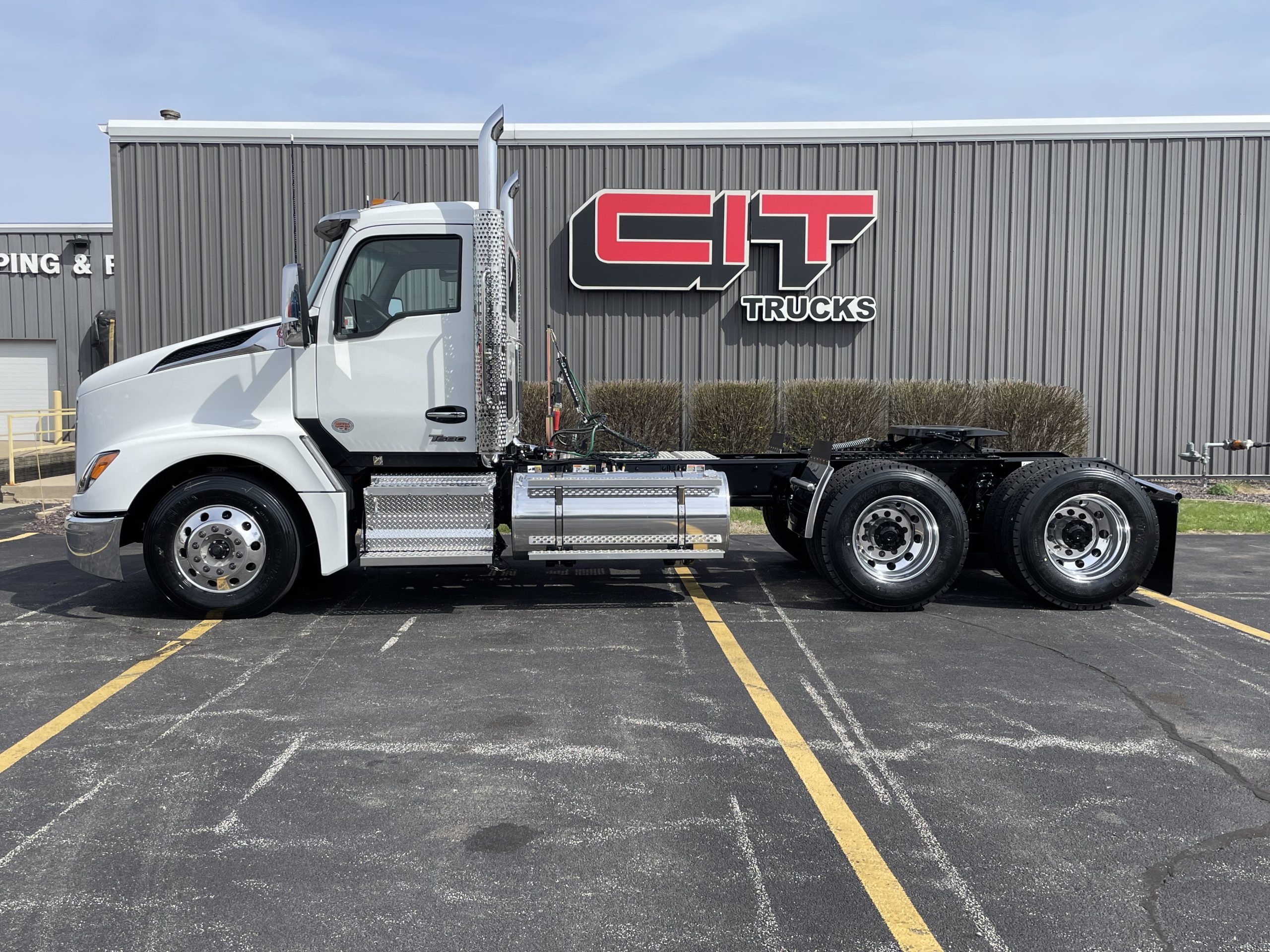 NEW 2027 KENWORTH T680 - image 3 of 6