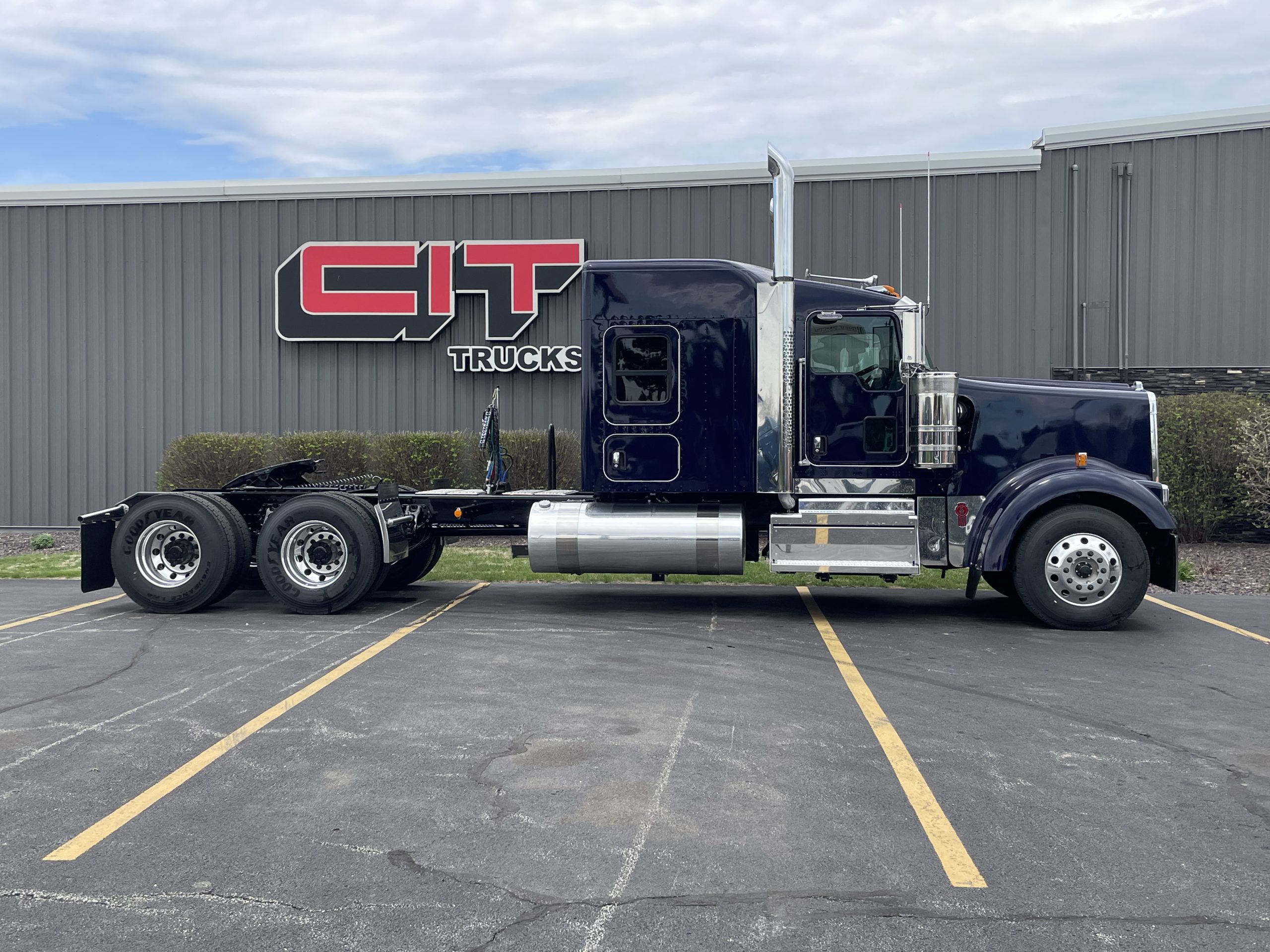 2027 KENWORTH W900L - image 4 of 6