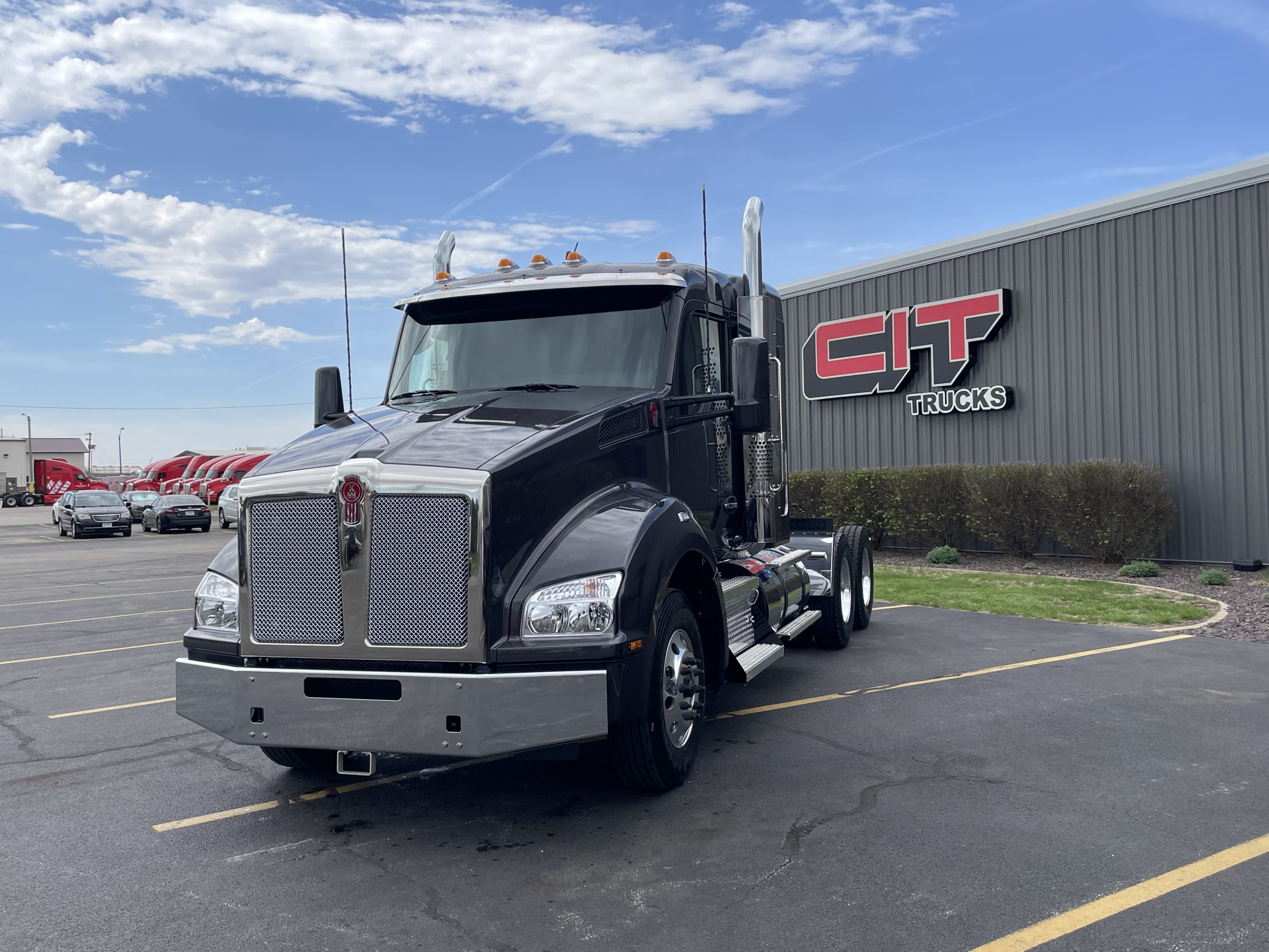 2027 KENWORTH T880 - image 1 of 6