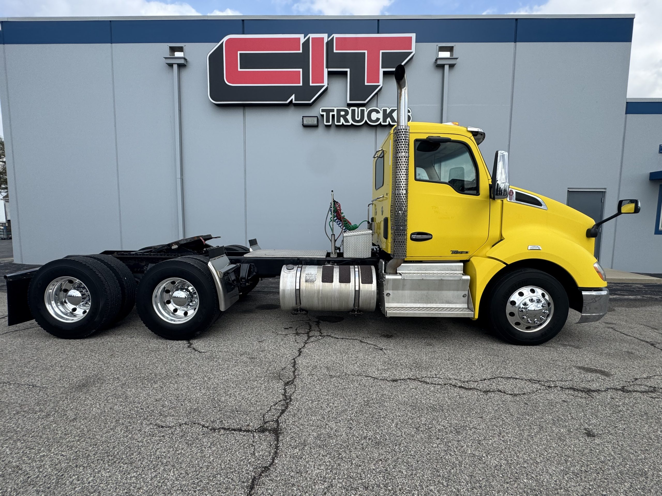2015 KENWORTH T680 - image 4 of 6