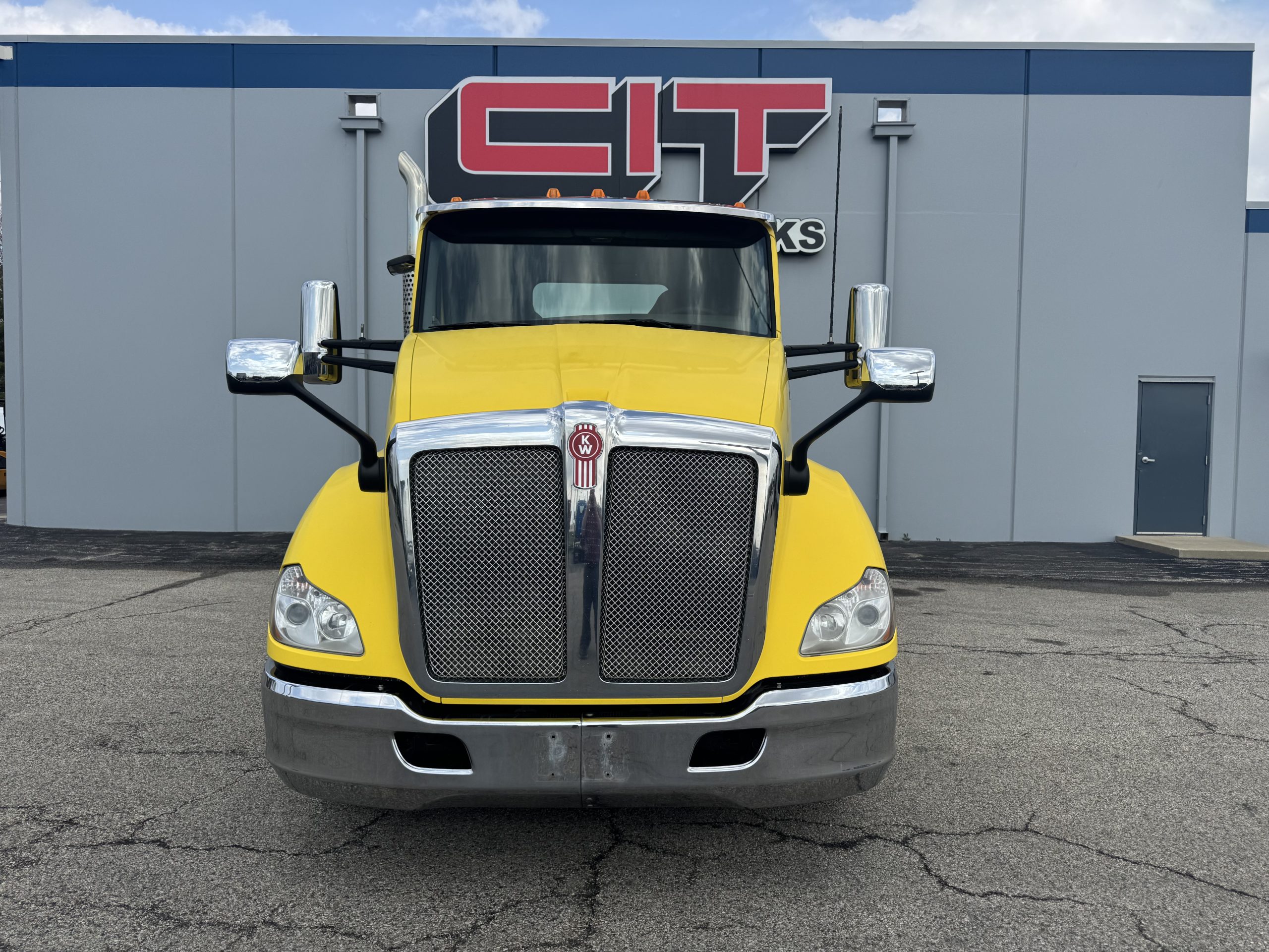2015 KENWORTH T680 - image 2 of 6