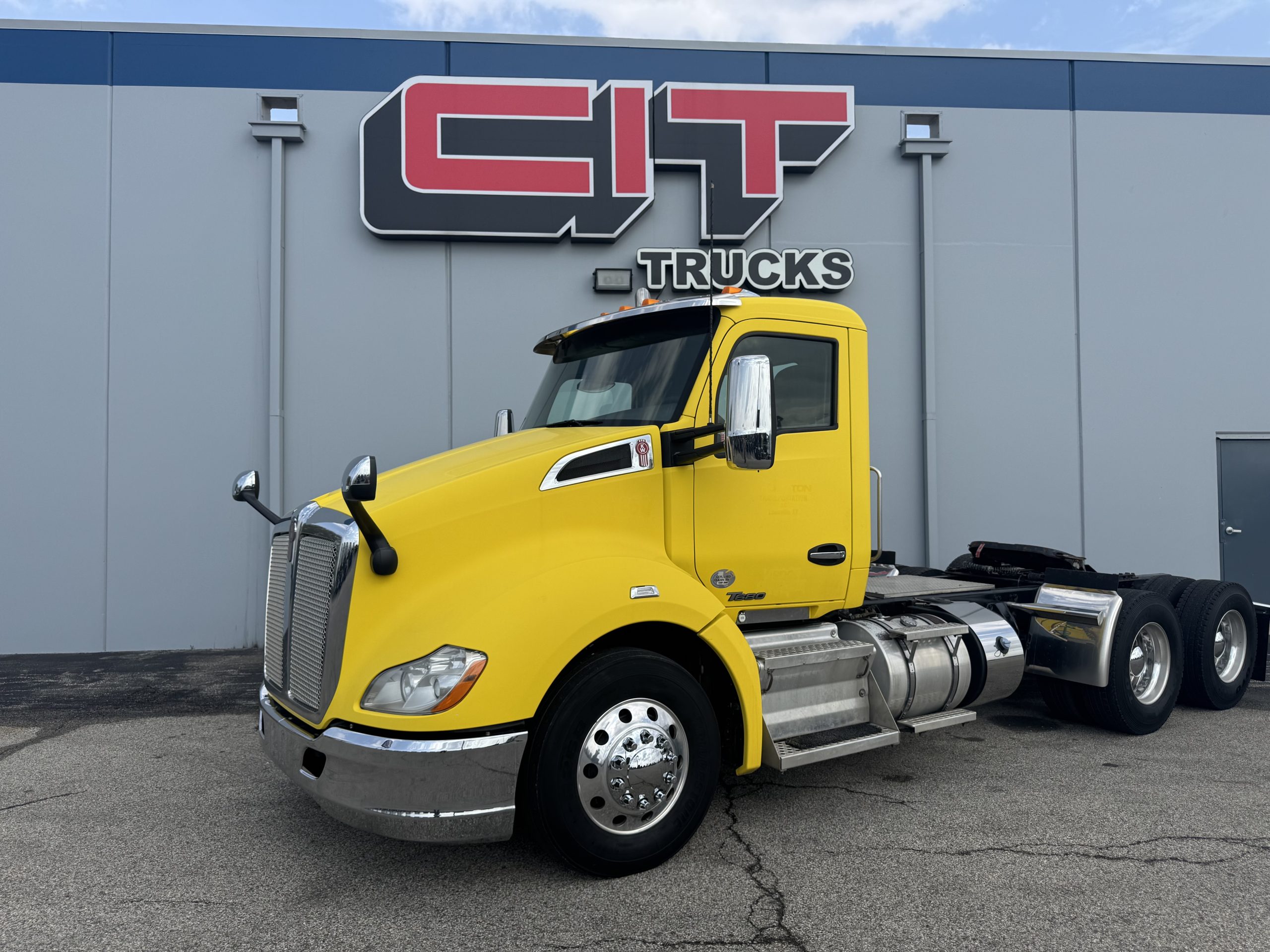 2015 KENWORTH T680 - image 1 of 6