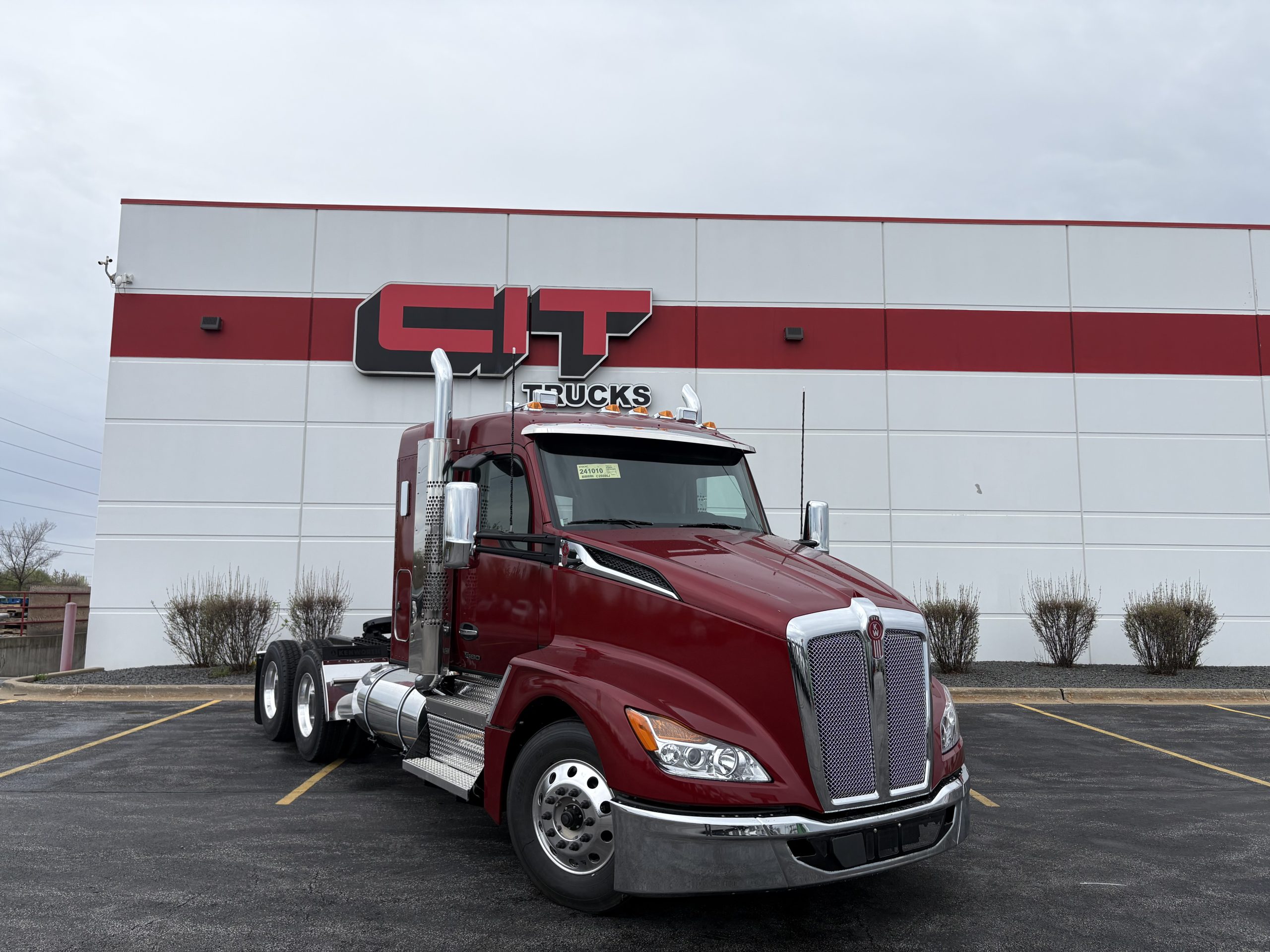 2027 KENWORTH T680 - image 2 of 6