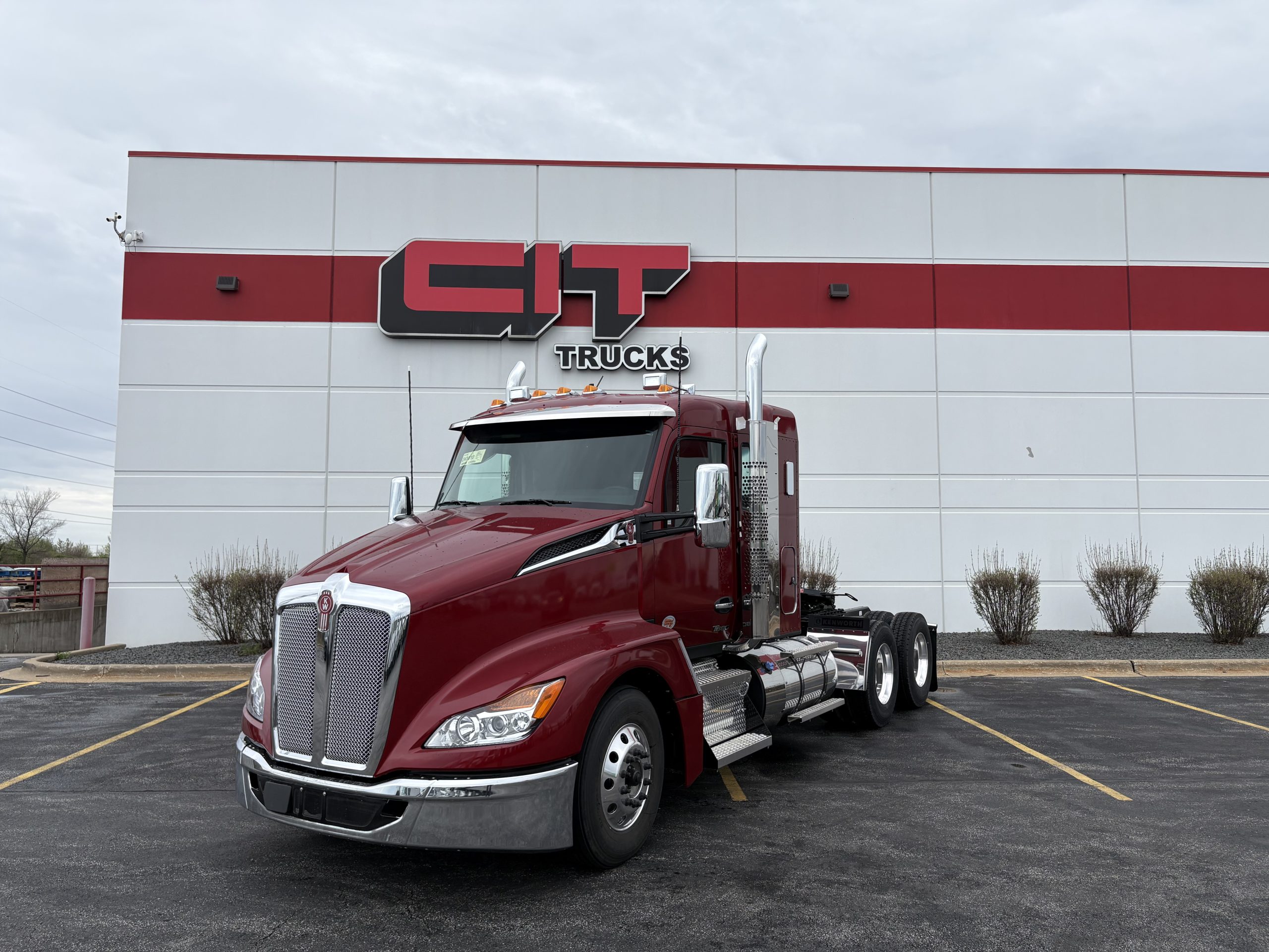 2027 KENWORTH T680 - image 1 of 6