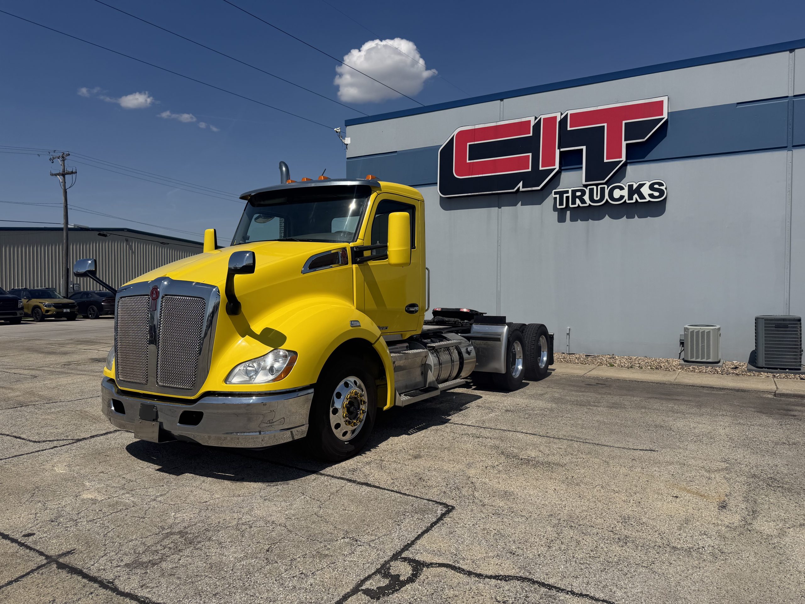 2017 KENWORTH T680 - image 1 of 6