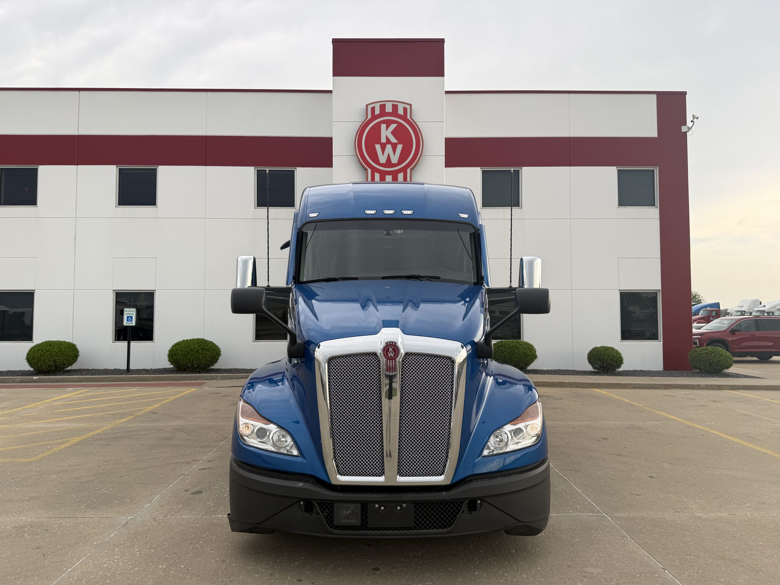 2024 KENWORTH T680 - image 2 of 6