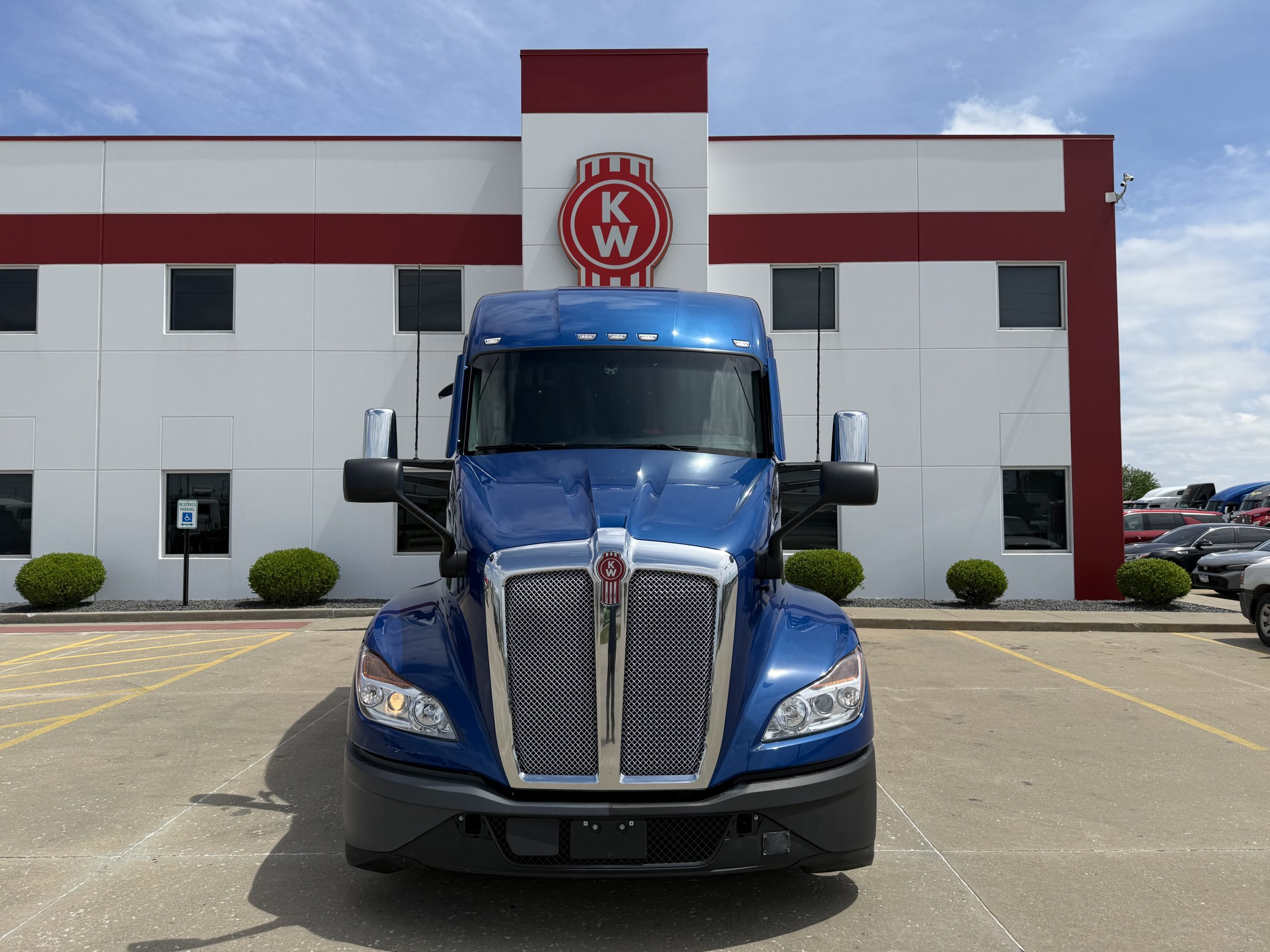 2024 KENWORTH T680 - image 2 of 6