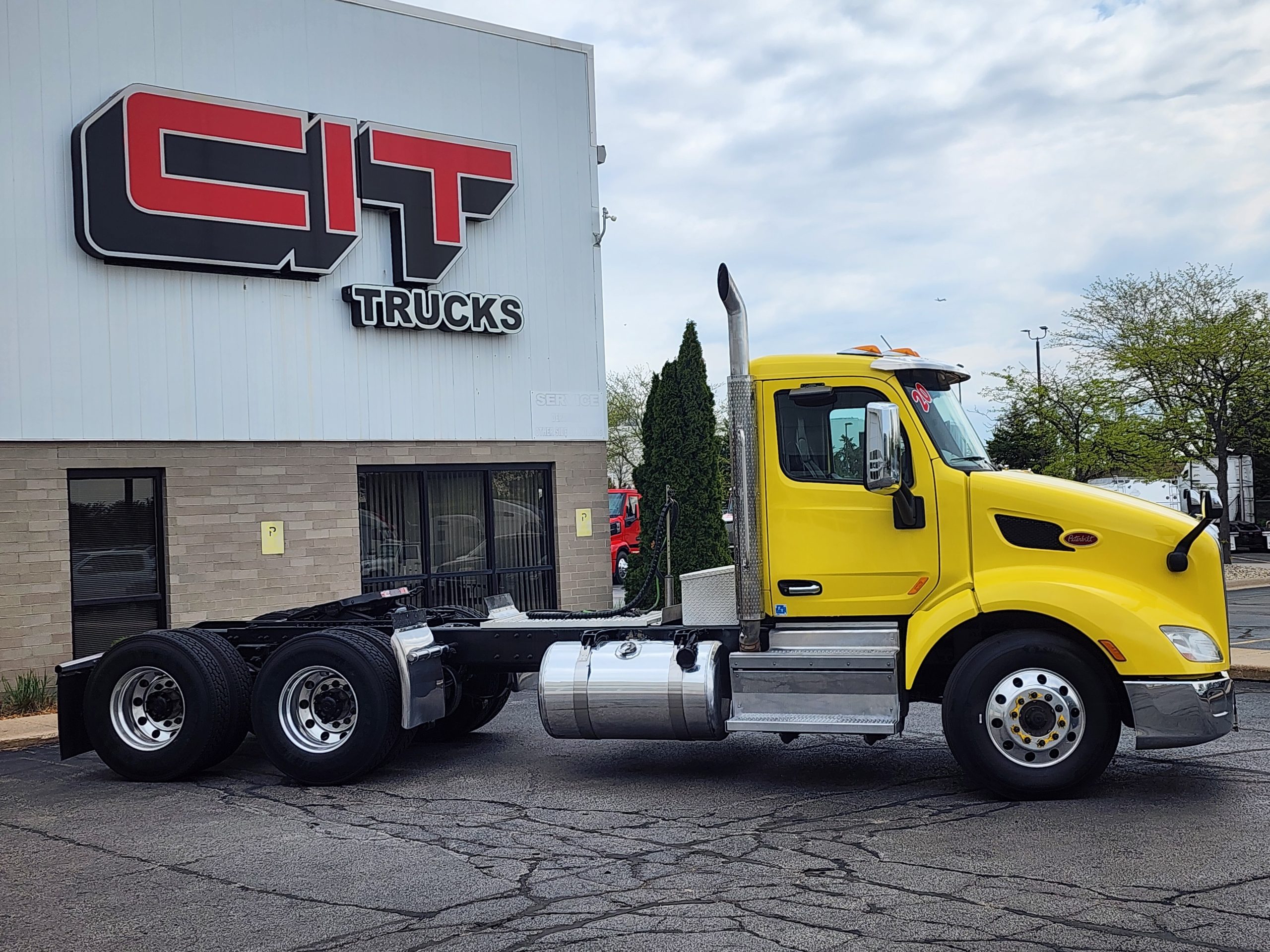2020 PETERBILT 579 - image 4 of 6