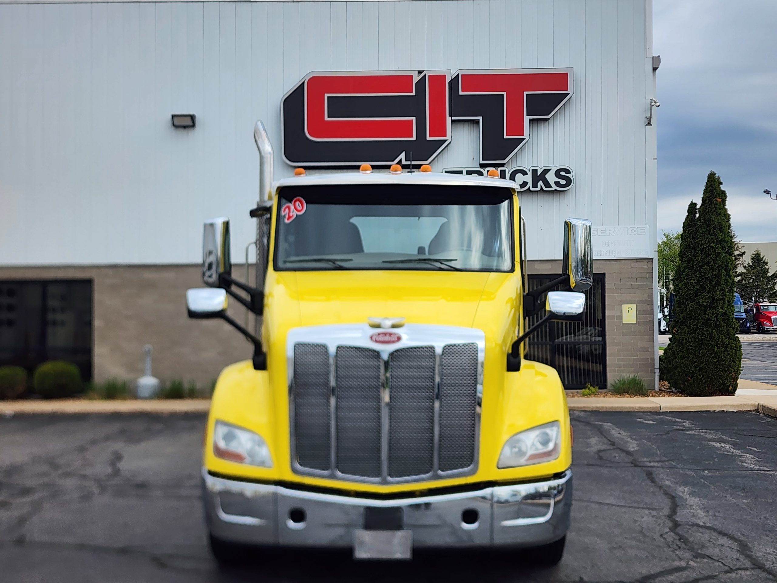 2020 PETERBILT 579 - image 2 of 6