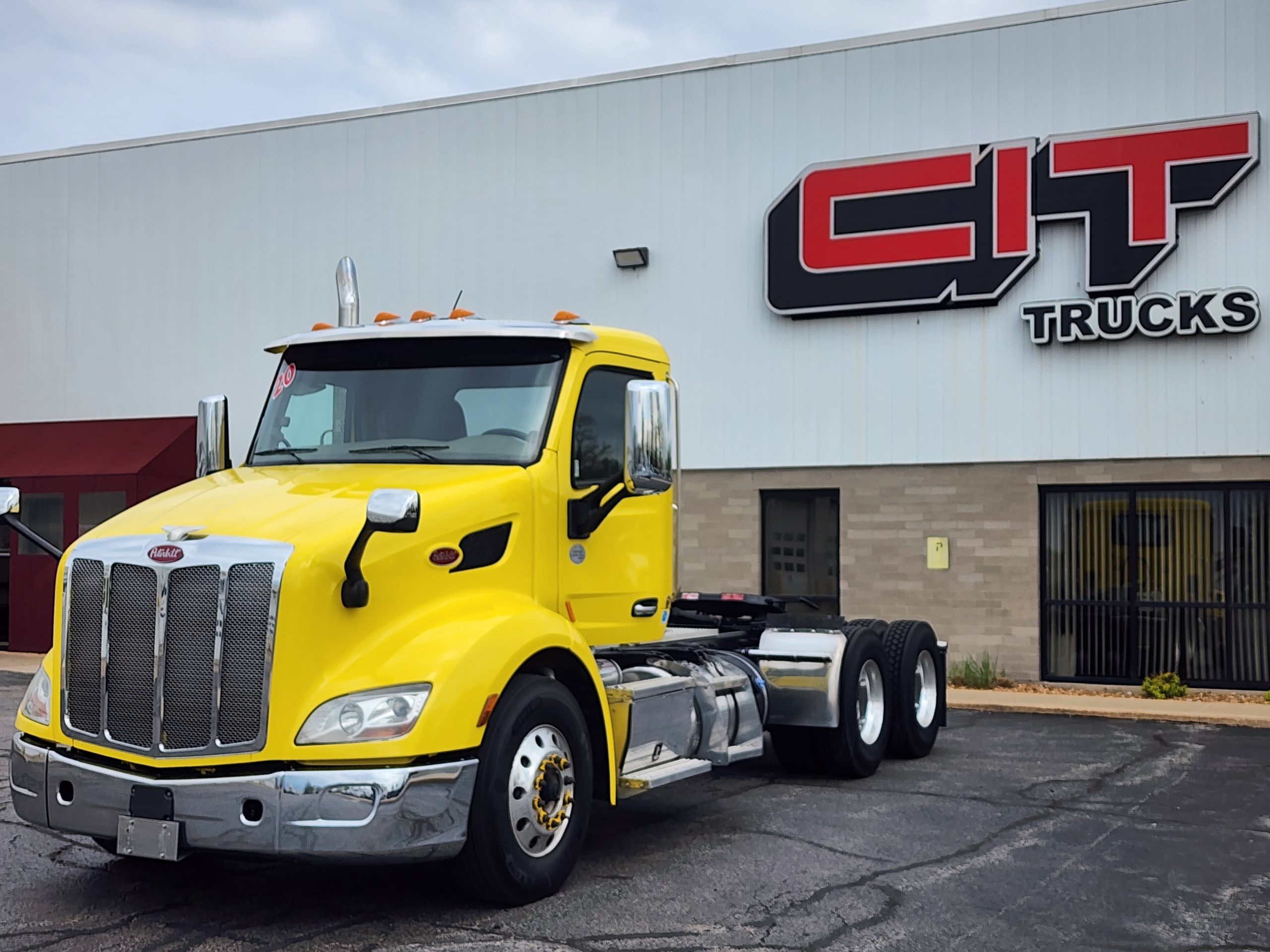 2020 PETERBILT 579 - image 1 of 6