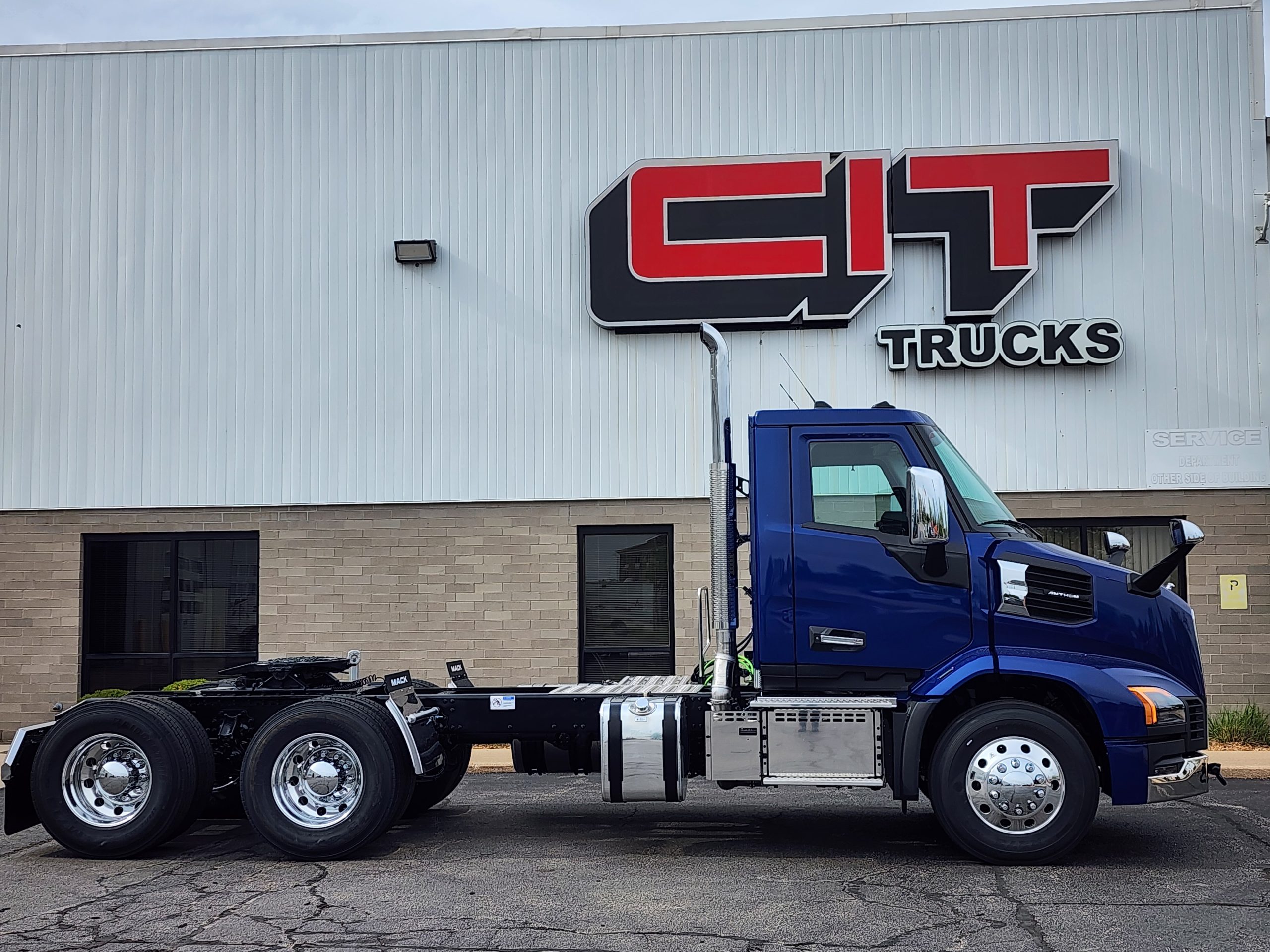 2027 MACK ANTHEM - image 4 of 6